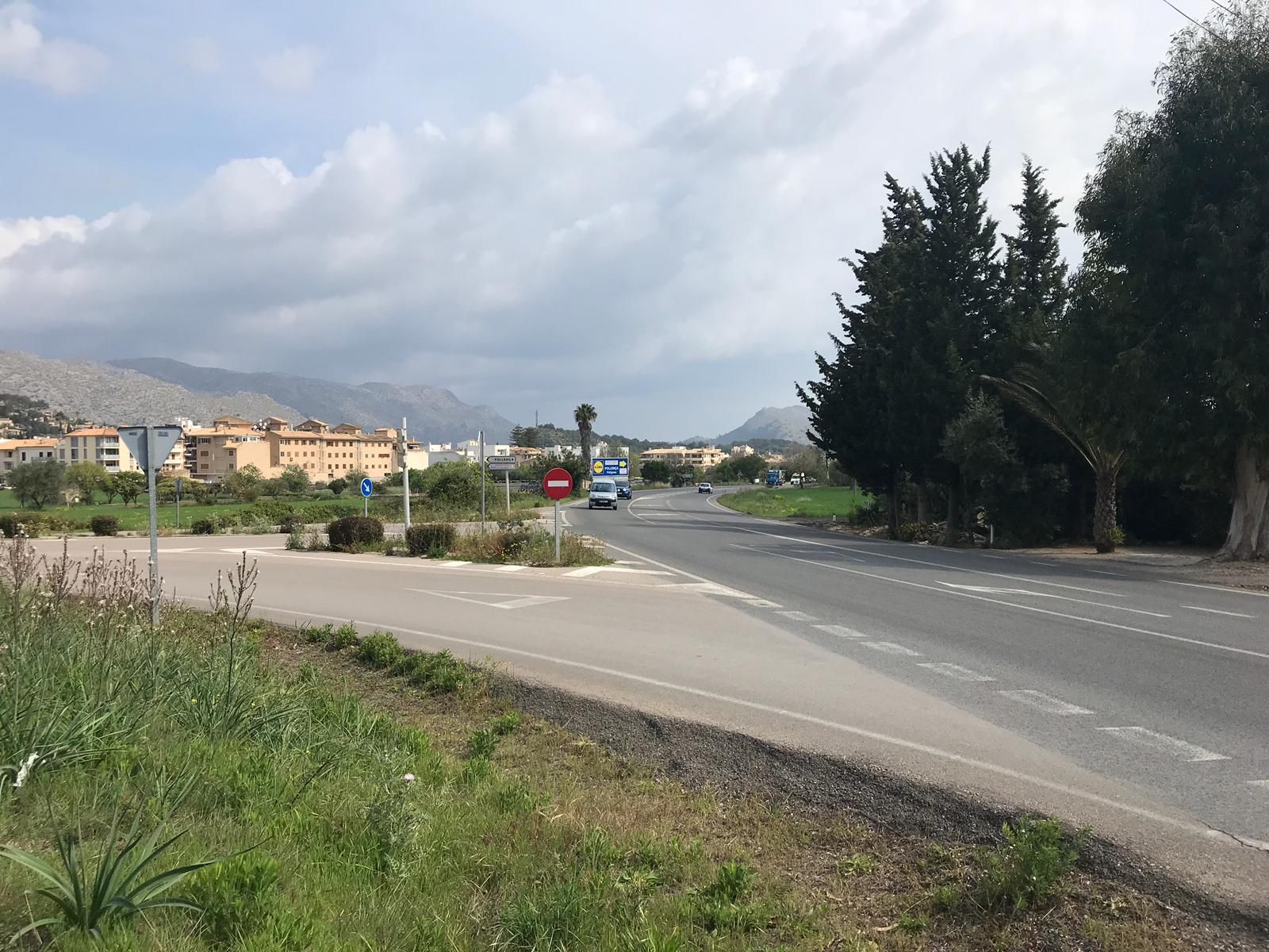 La intersecció d'entrada a la carretera de Pollença (Ma-2200)