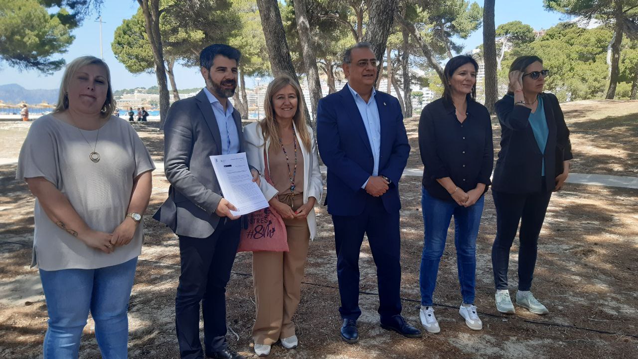 Acte de signatura del conveni de col·laboració interinstitucional d'atenció a les dones víctimes de les violències masclistes entre el Consell Mallorca i l'Ajuntament de Calvià.