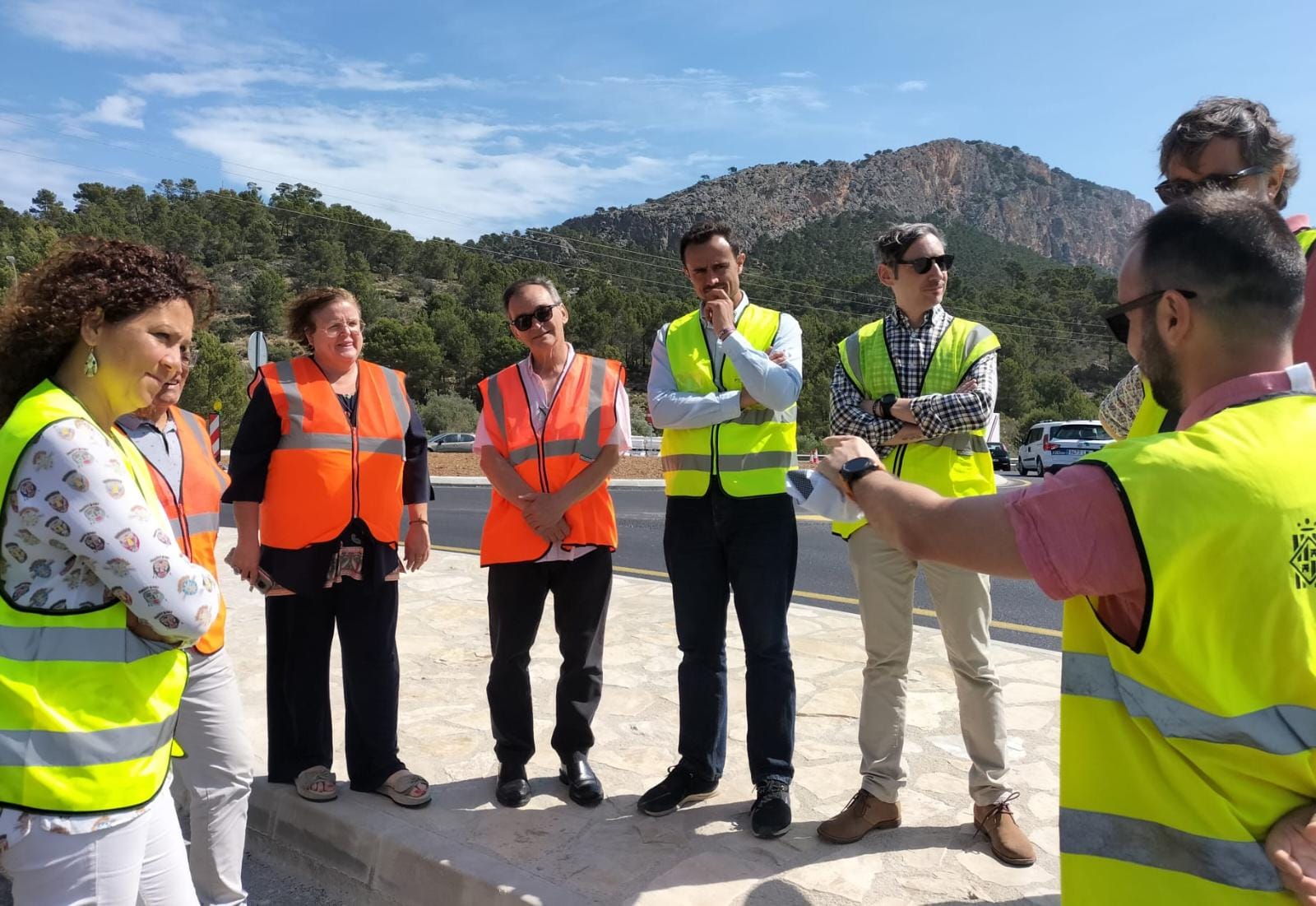 Diferents càrrecs públics i tècnics del Consell de Mallorca i de l'ajuntament de Calvià a la rotonda de Camp de Mar