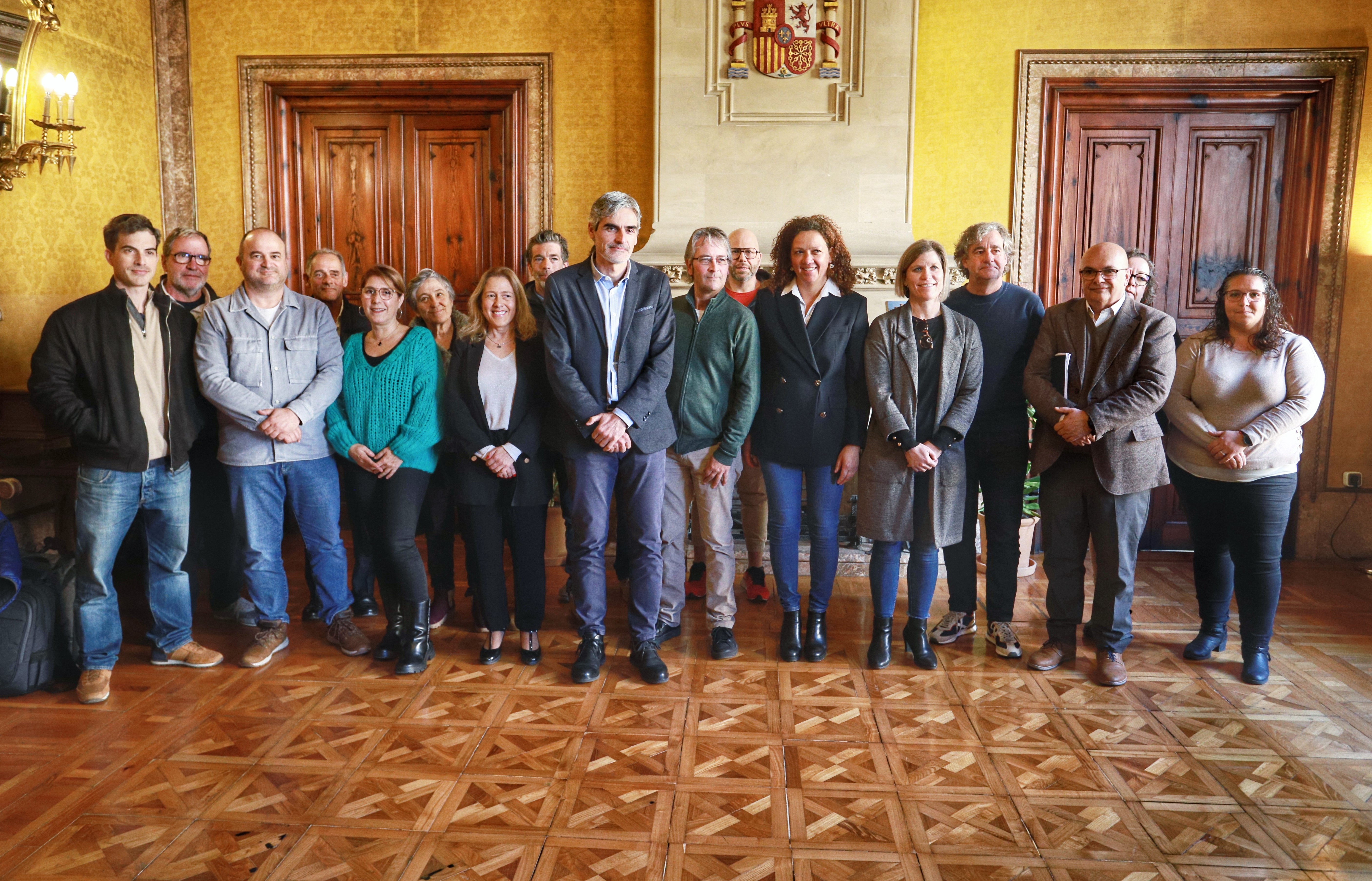 Catalina Cladera i el conseller Josep Lluís Colom amb els representants de les cinc formacions sindicats que representen a la plantilla de treballadors de la institució insular