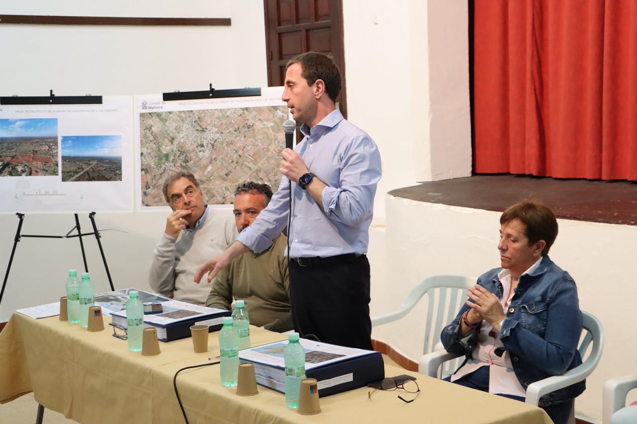 El president Llorenç Galmés durant la presentació del projecte de variant als veïns de s'Alqueria Blanca.