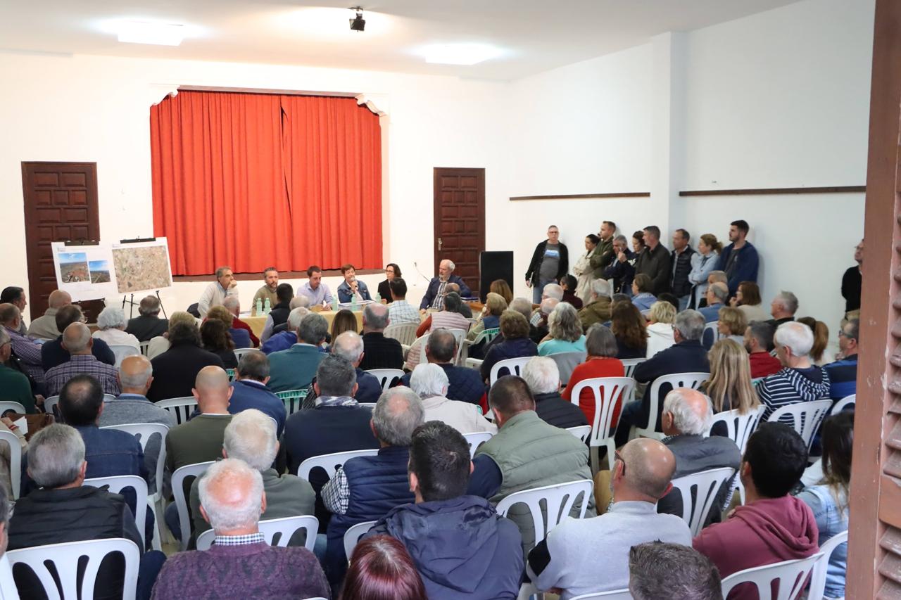 Reunión entre el Consell de Mallorca y los vecinos de s'Alqueria Blanca.