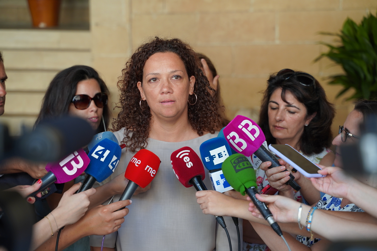 La presidenta del Consell de Mallorca, Catalina Cladera, atiende a los medios de comunicación