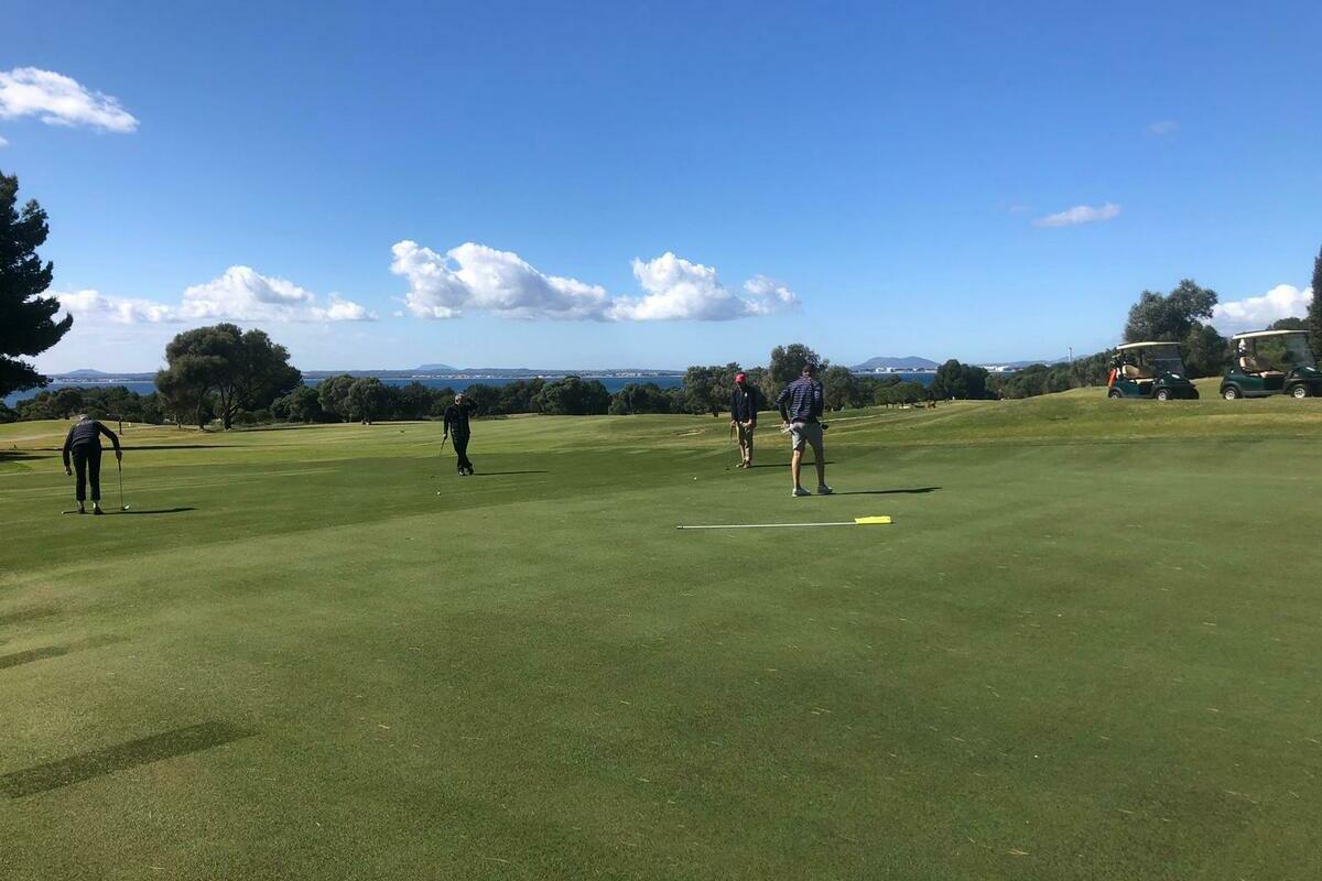 Los participantes jugando a golf en un campo de Mallorca