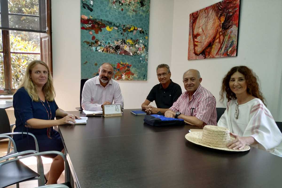El conseller de Turisme i Esports, Andreu Serra, i la directora insular de Turisme, Lucía Escribano, rep a la Federació d’Associacions de Veïns de Palma i l’associació Palma XXI per tractar temes d’interès comú.
