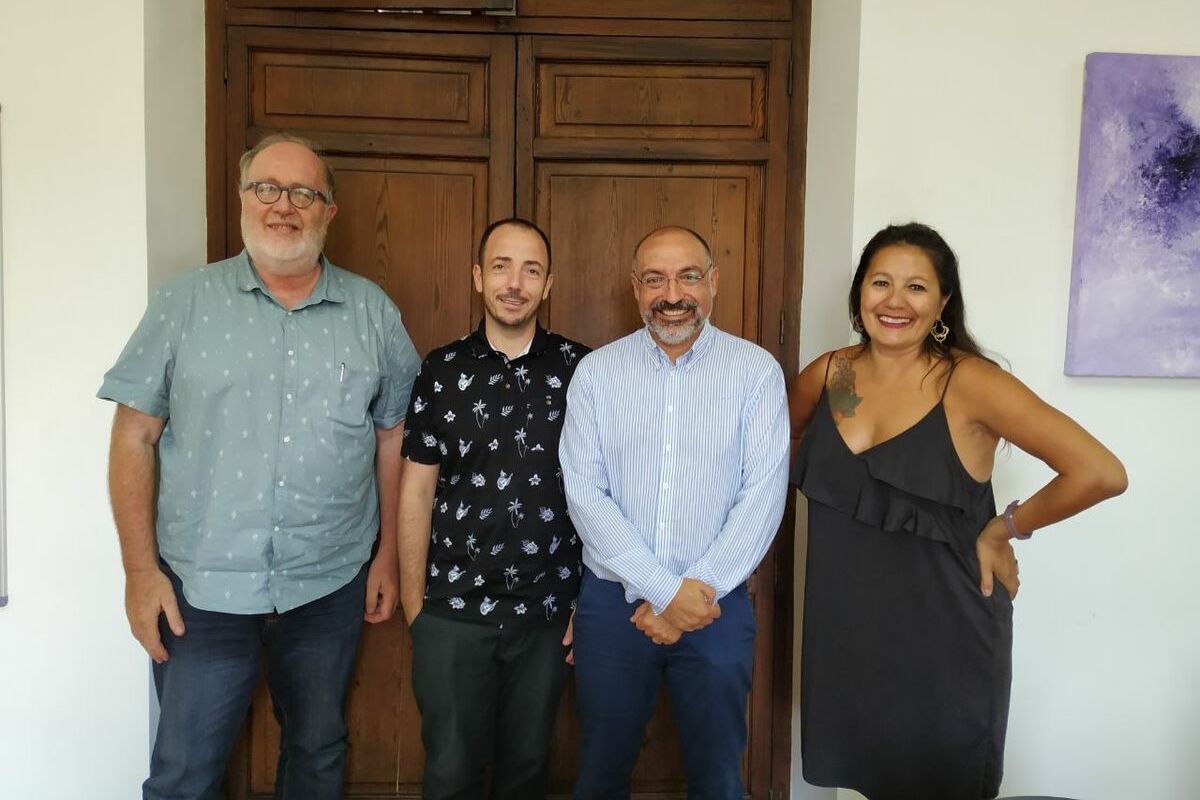 La reunión entre el conseller Serra y Pedro Barbadillo con los responsables del Atlántida Film Fest.