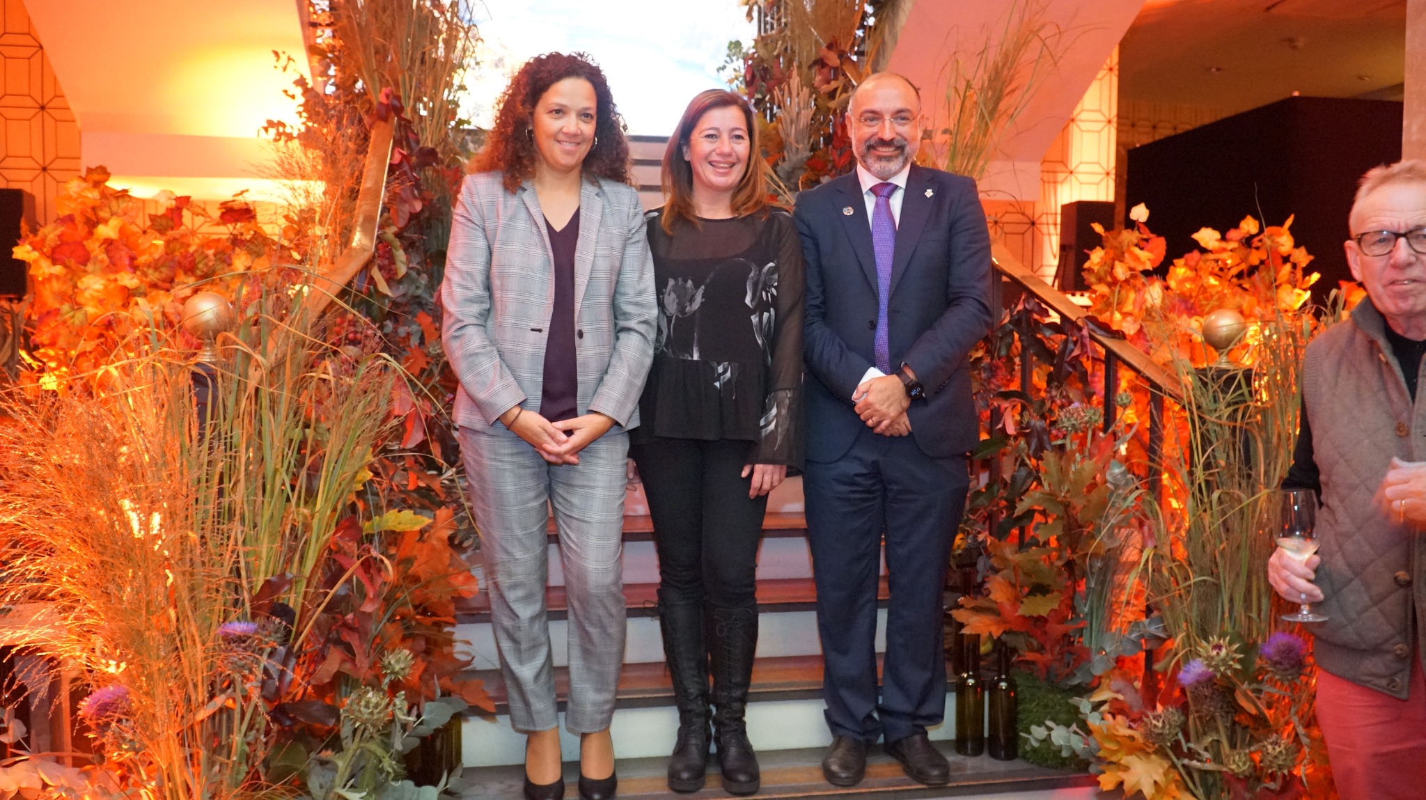 La presidenta Catalina Cladera i el conseller Andreu Serra amb la presidenta del Govern, Francina Armengol.