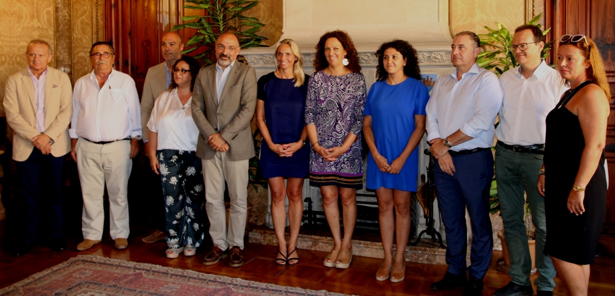La presidenta Catalina Cladera recibe a los representantes de la Federación Empresarial Hotelera de Mallorca