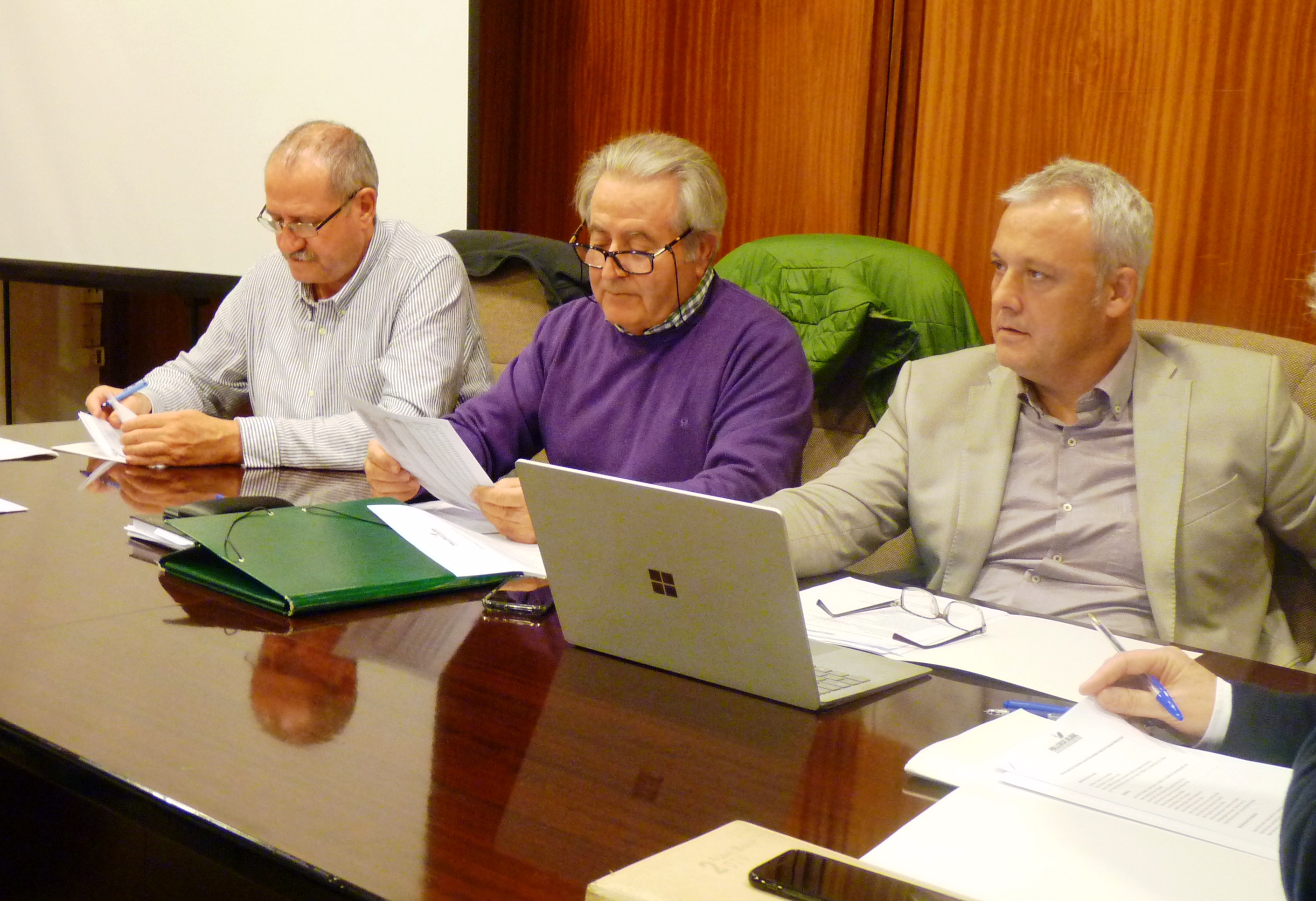 El conseller Jaume Alzamora con el gerente de FOGAIBA, Mateu Morro, Y Jaume Orell, de Mallorca Rural
