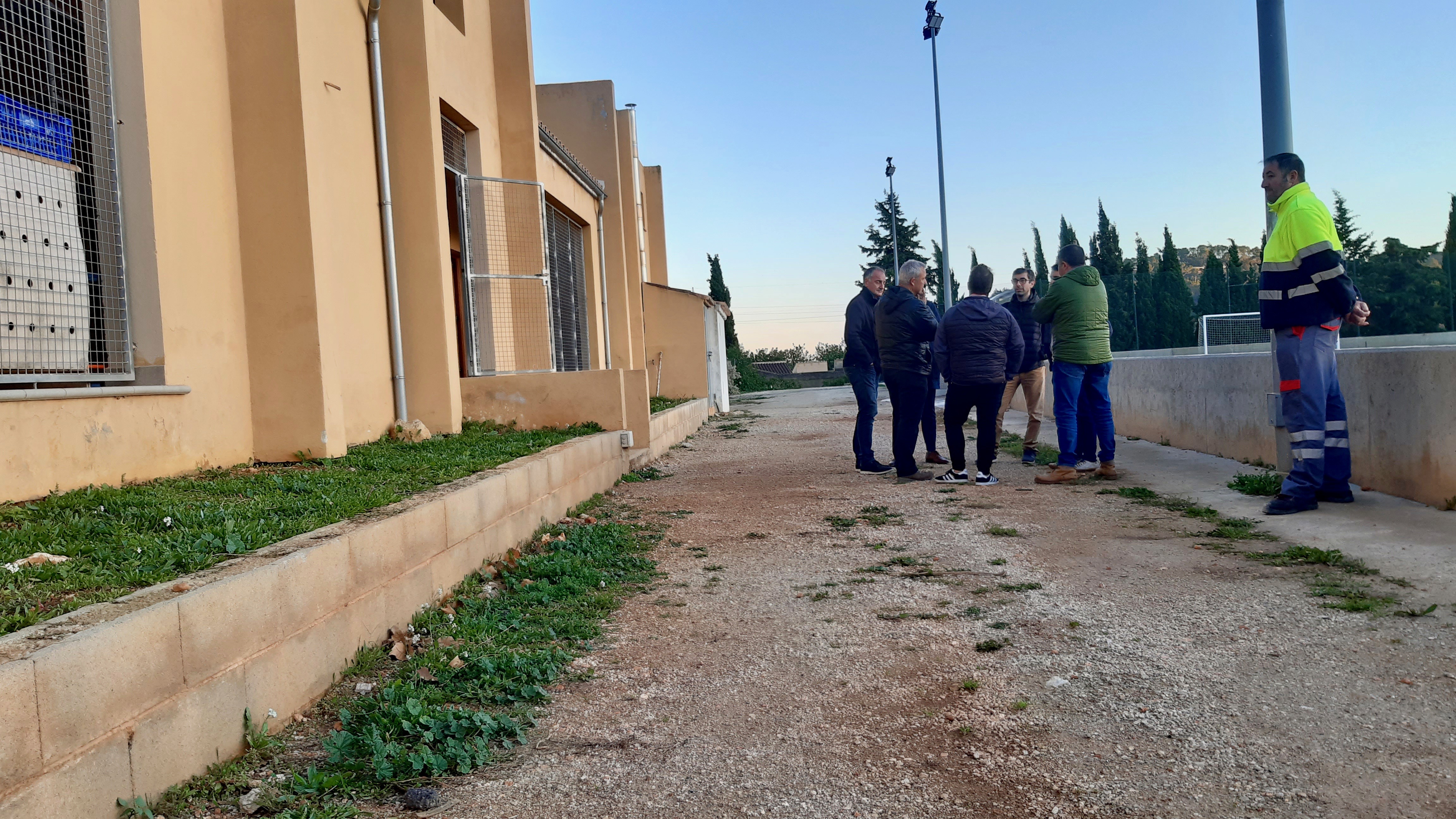 El conseller Alzamora ha visitat els accessos al camp de futbol 7 d'Alaró que l'Ajuntament vol millorar amb un ajut de Cooperació Local.
