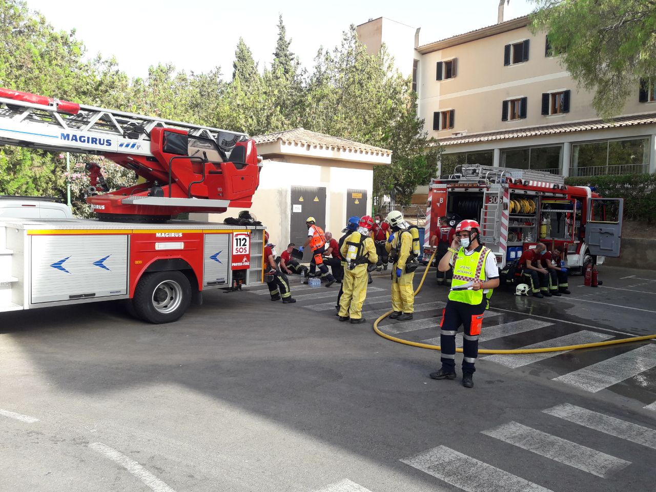 Los Bombers de Mallorca actuando en el incendio en la residencia municipal de Calvià. 