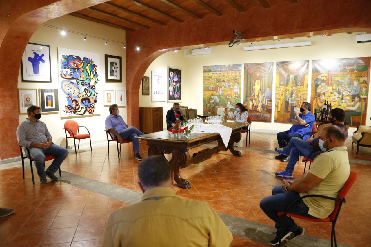 La presidenta Cladera durante la reunión con la Associació de cellers de Santa Maria del Camí.