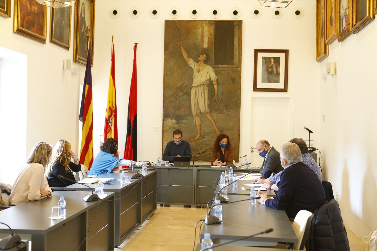 La presidenta Cladera i el conseller de Turisme i Esports, Andreu Serra, s’han reunit amb l’equip de govern i el sector turístic de Pollença.