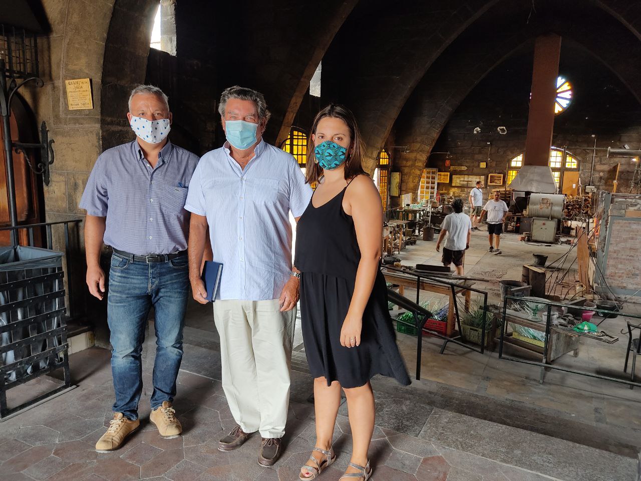 El conseller Alzamora i la directora insular d'Artesania, Marta Jordà, han visitat la fàbrica de vidres Gordiola, candidats al Premi Nacional d'Artesania 2020.