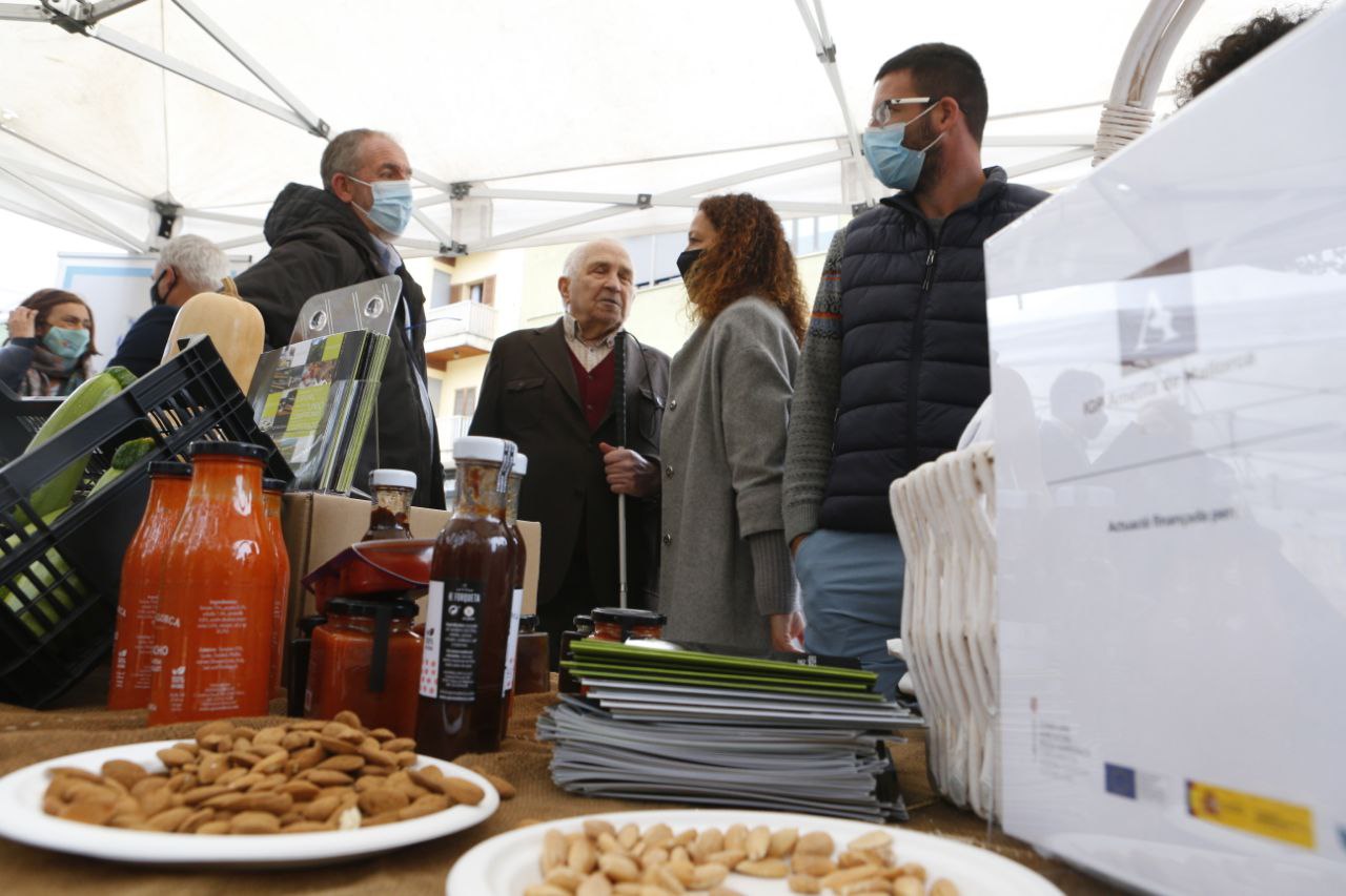 La presidenta Cladera ha visitado el puesto de les Cooperativas Agroalimentarias, dedicada a la campaña «Amb el producte de Mallorca».