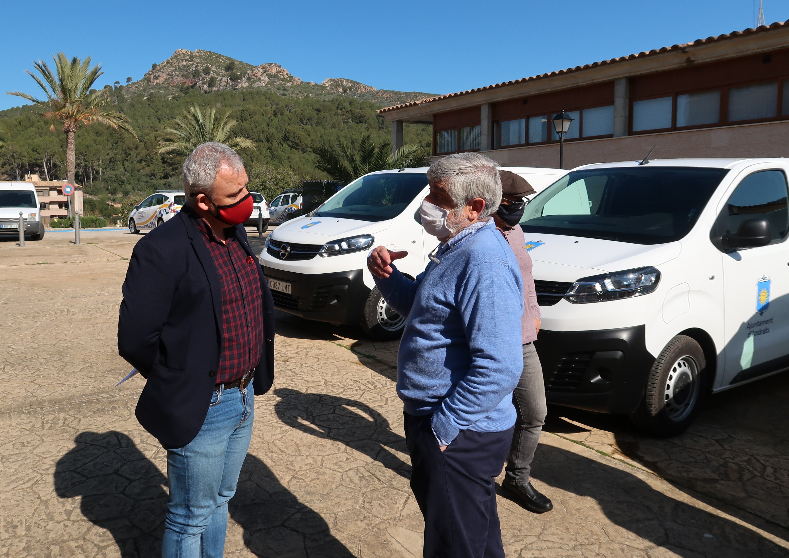 El conseller Alzamora i el batle Joan Manera amb els vehicles elèctrics adquirits amb una subvenció del Consell de Mallorca.