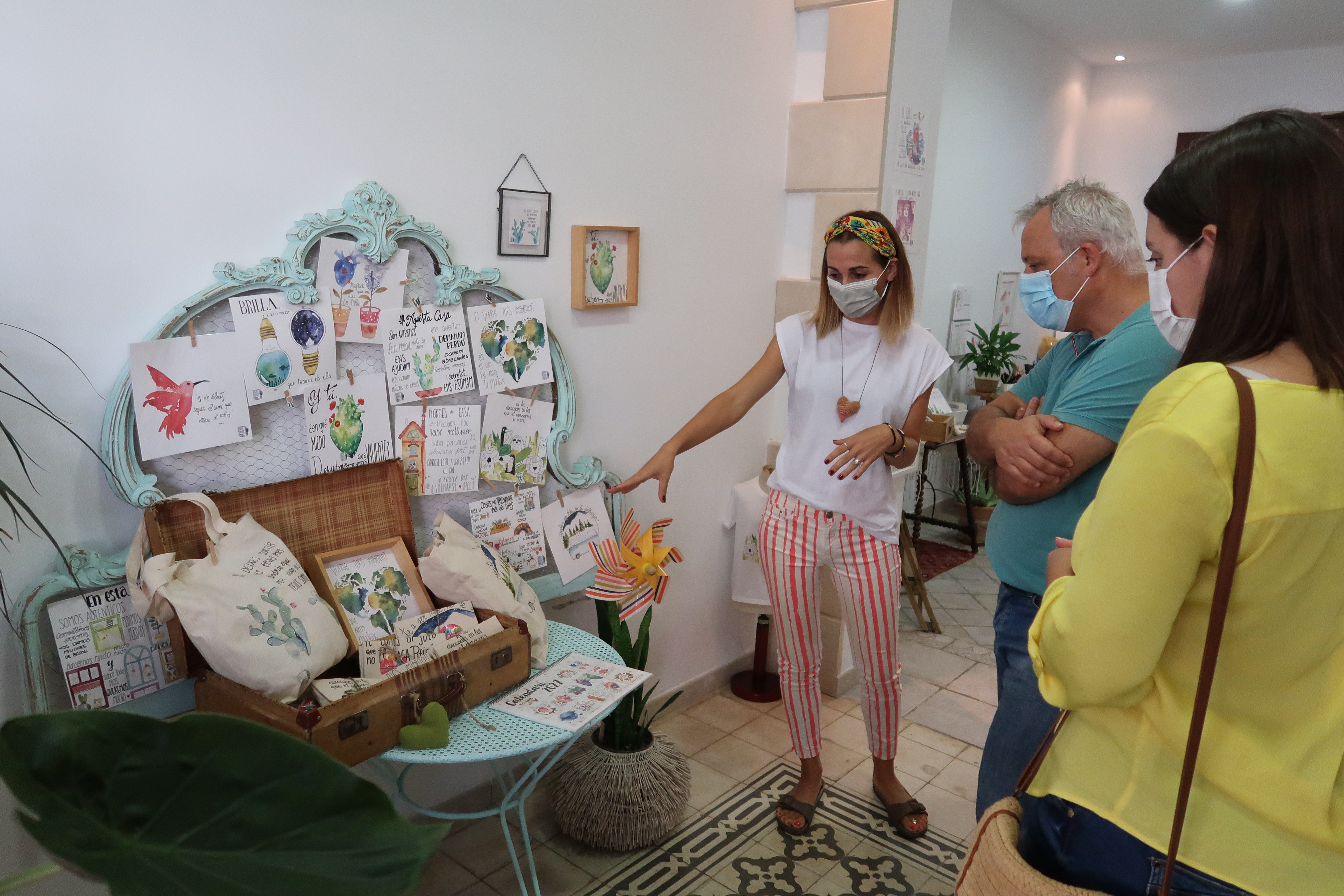 El conseller Alzamora ha visitado el taller de neusbosch.art, donde la artesana de la ilustración prepara y muestra sus productos.