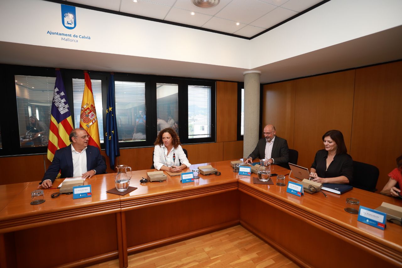 Reunión para hacer balance de la temporada turística y de la aplicación del Decreto ley contra el turismo de excesos en el municipio de Calvià.