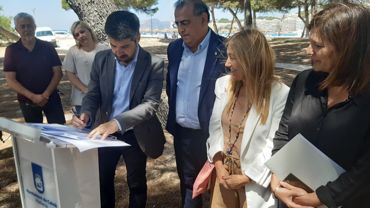 Acto de firma del convenio de colaboración interinstitucional de atención a las mujeres víctimas de las violencias machistas entre el Consell Mallorca y el Ajuntament de Calvià.