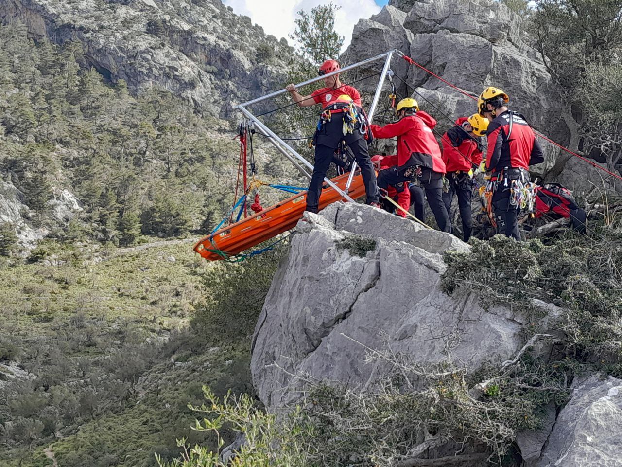 Els membres del Grup de Rescat de Muntanya durant una formació.