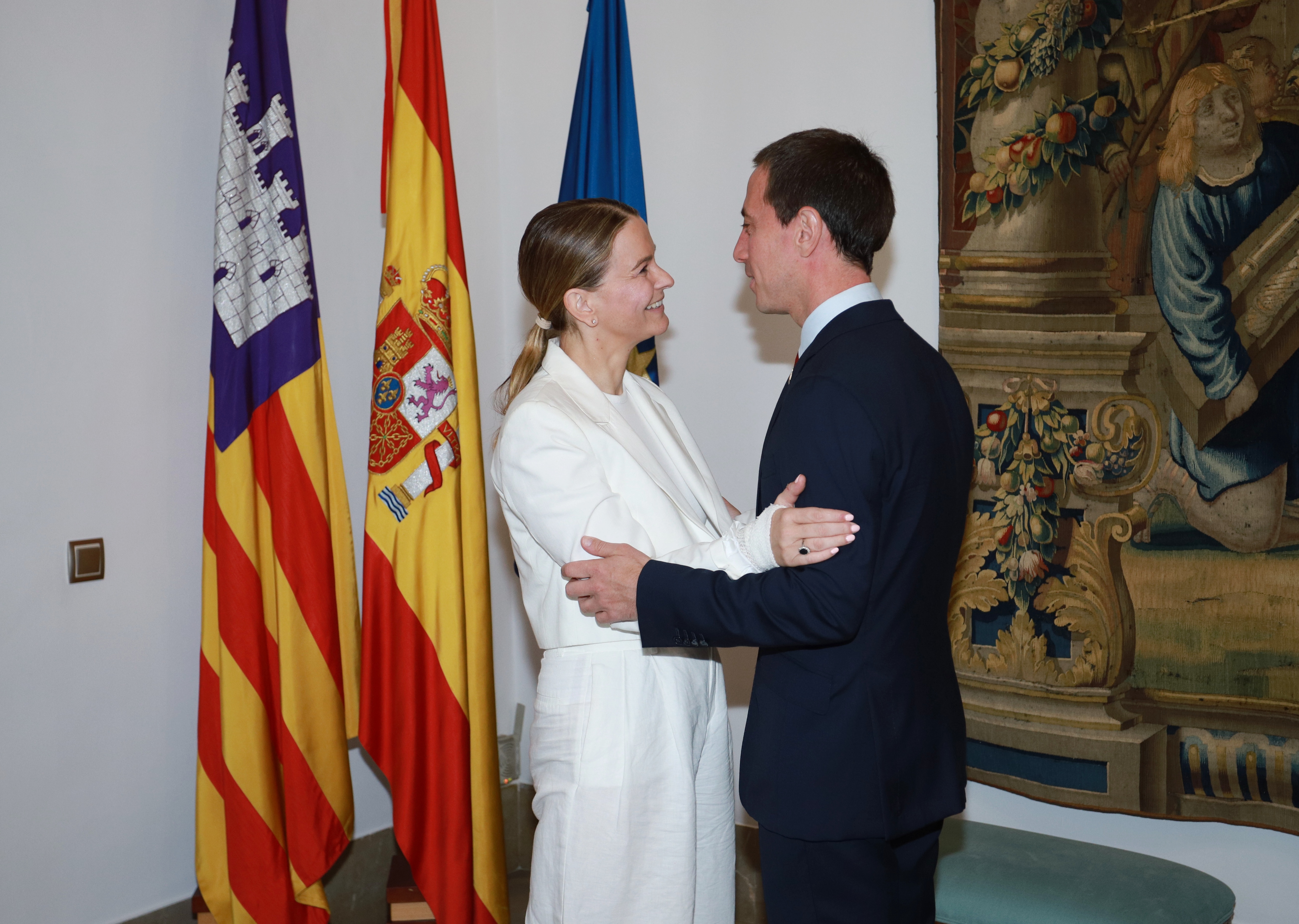 La presidenta del Govern de les Illes Balears, Margalida Prohens, y el presidente del Consell de Mallorca, Llorenç Galmés.