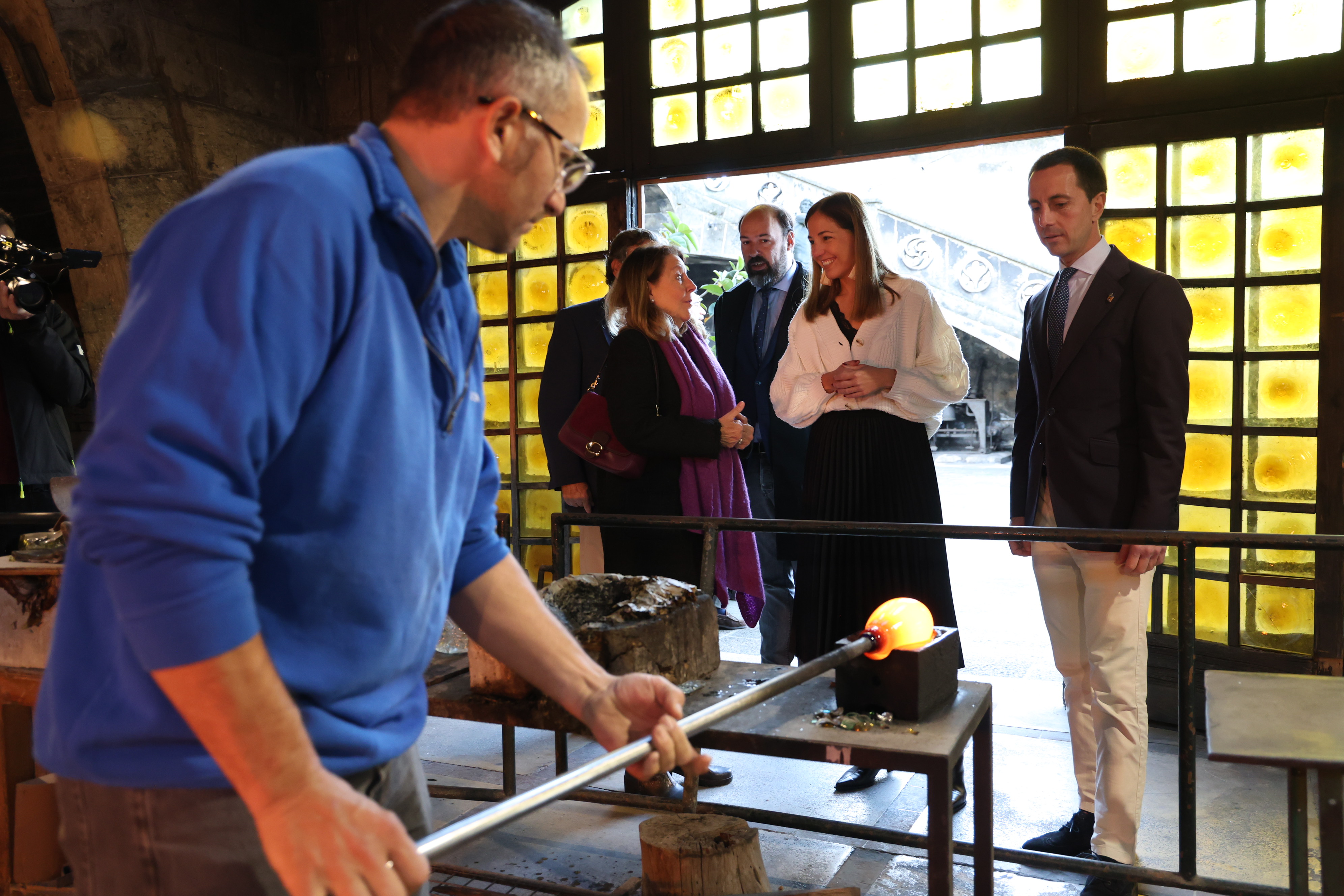 El presidente Galmés y la vicepresidenta Roca visitan la fábrica Gordiola.