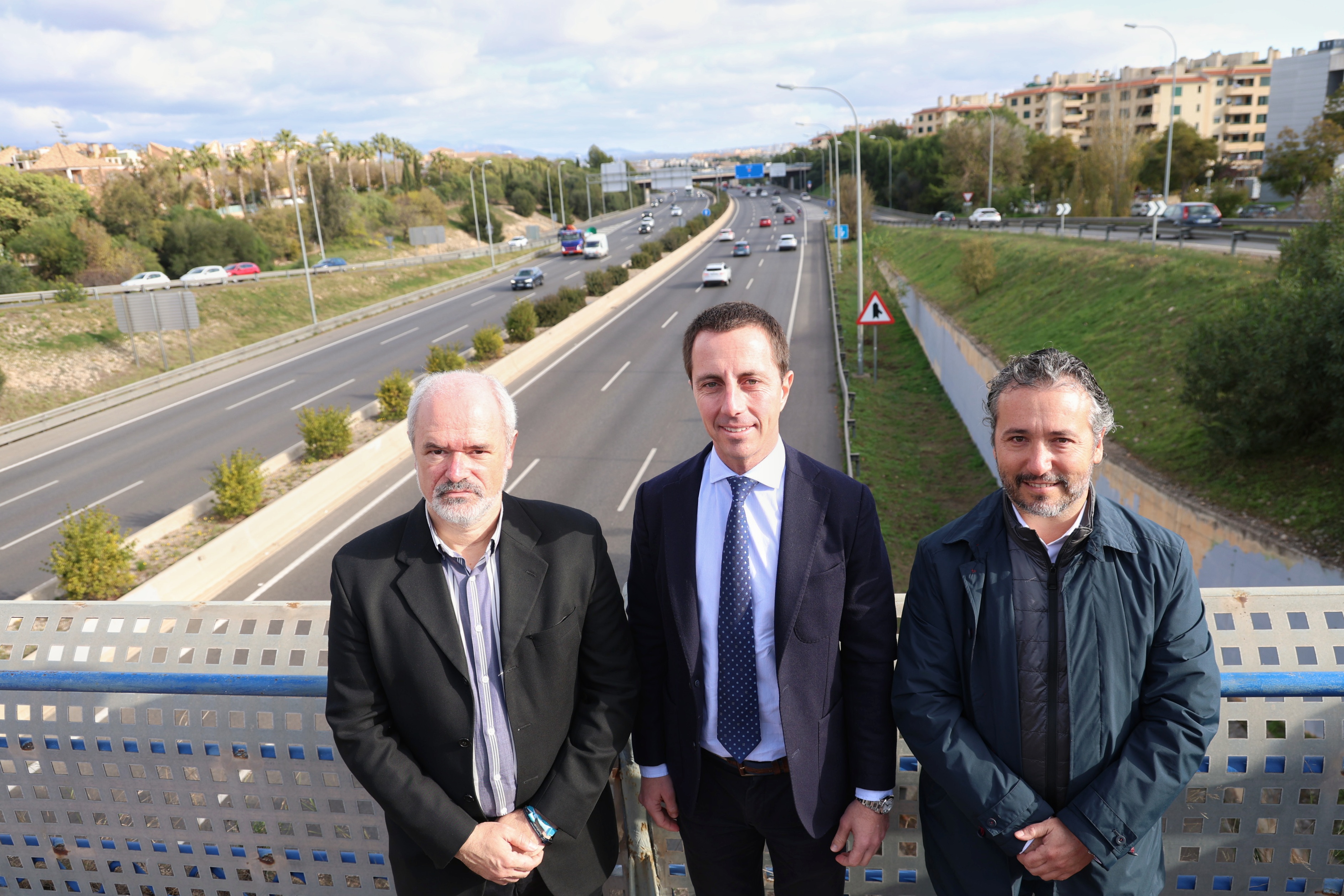 El president Llorenç Galmés amb el conseller de Territori, Fernando Rubio, i el director Insular d'Infraestructures, Rafel Gelabert, a la via de cintura on es reformarà l'asfalt.