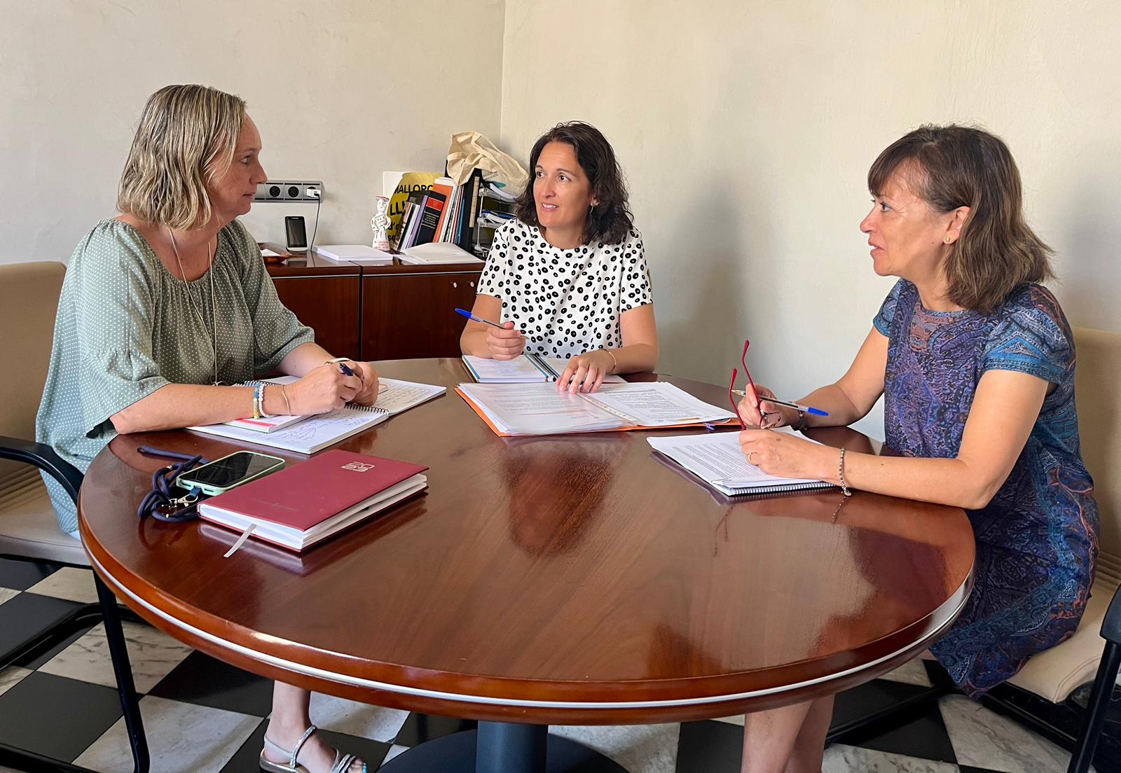 Reunión de la directora insular de Famílies del Consell de Mallorca, Maria Garrido; la directora insular de Coordinació, Sandra Morell; y la directora del IBDona, Catalina Maria Salom.