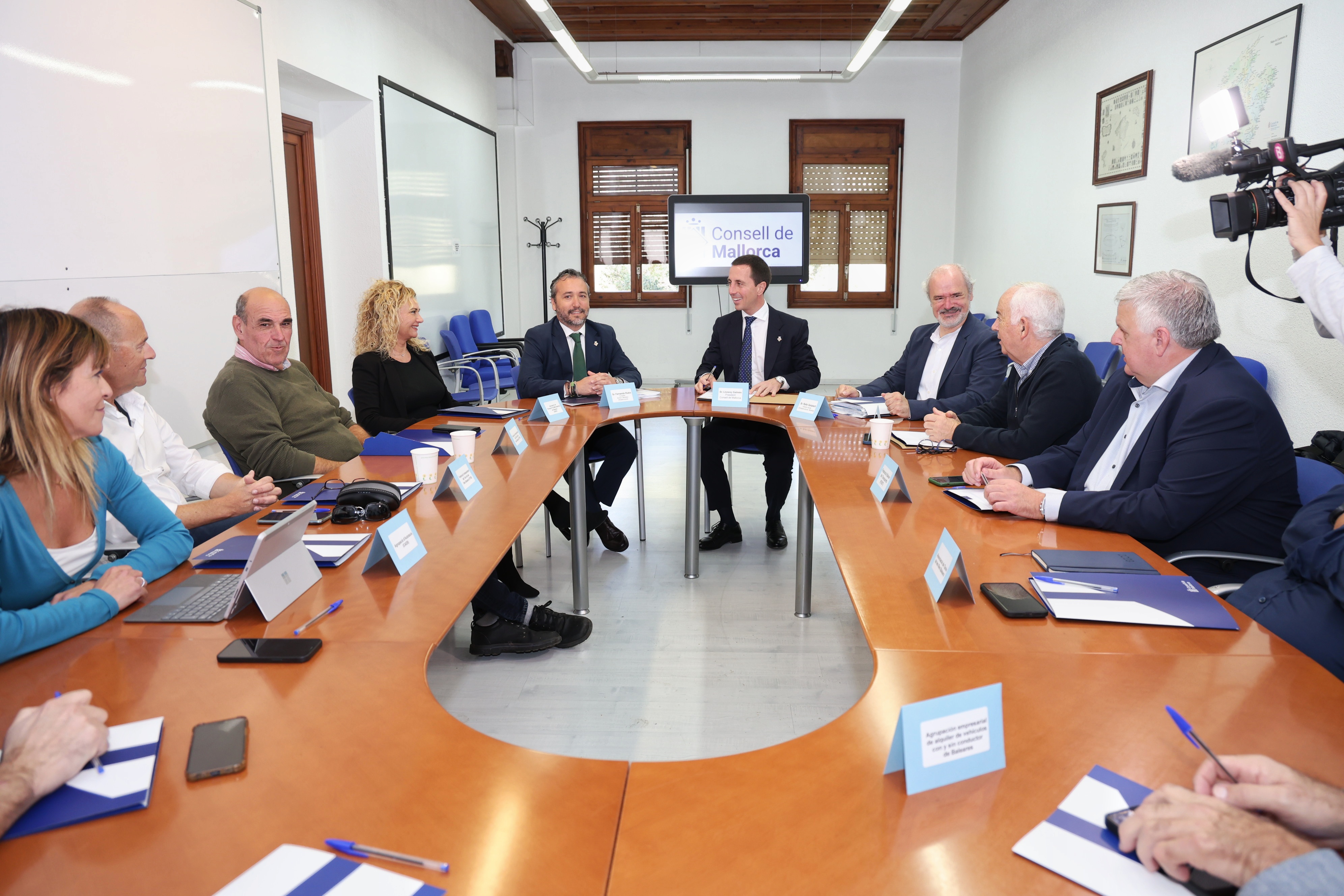 Imagen de la reunión del presidente Galmés y el conseller Rubio con el sector del trasporte.