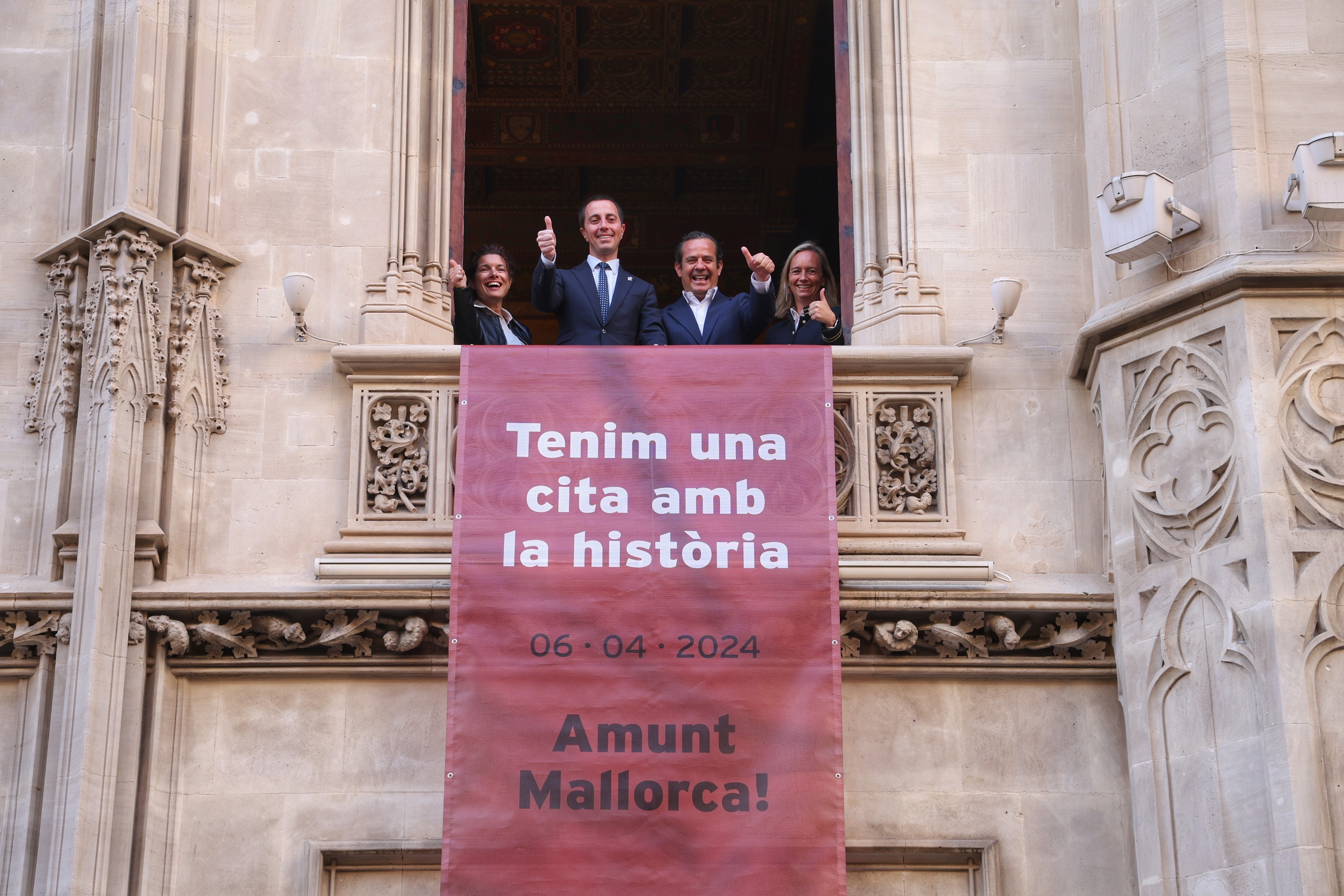 El Consell penja dues banderoles a la façana del Palau del Consell com a mostra de suport al R.C.D. Mallorca.