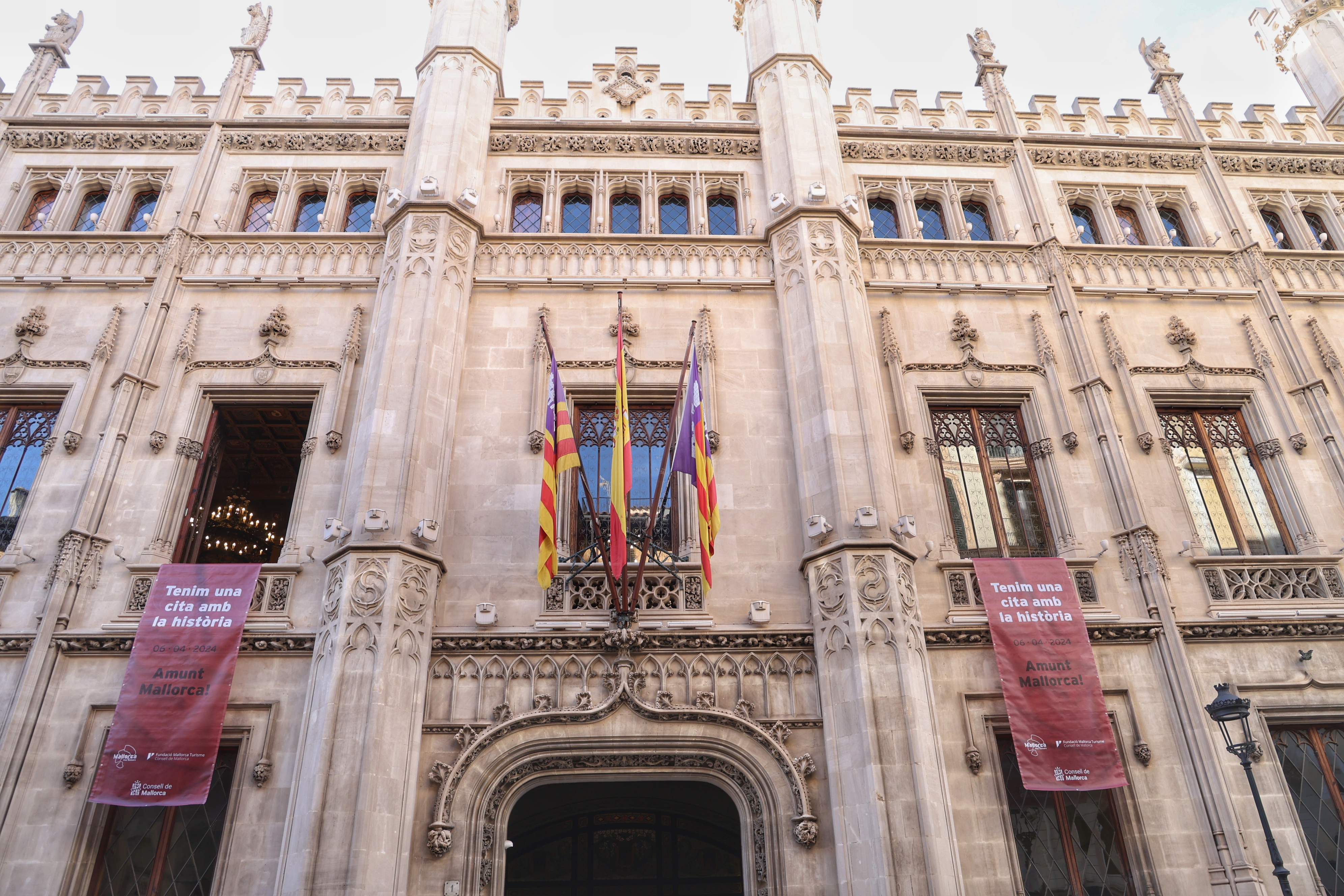 El Consell penja dues banderoles a la façana del Palau del Consell com a mostra de suport al R.C.D. Mallorca.