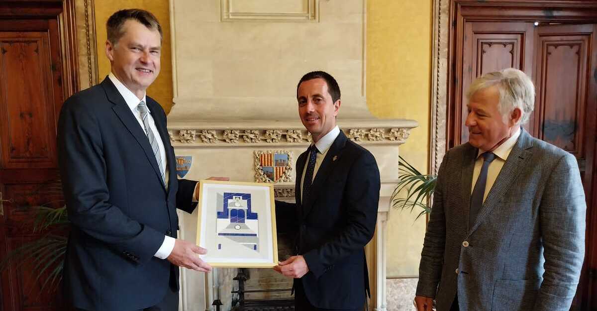 El president del Consell de Mallorca, Llorenç Galmés, rep a l'ambaixador del Regne Unit, Hugh Elliott.