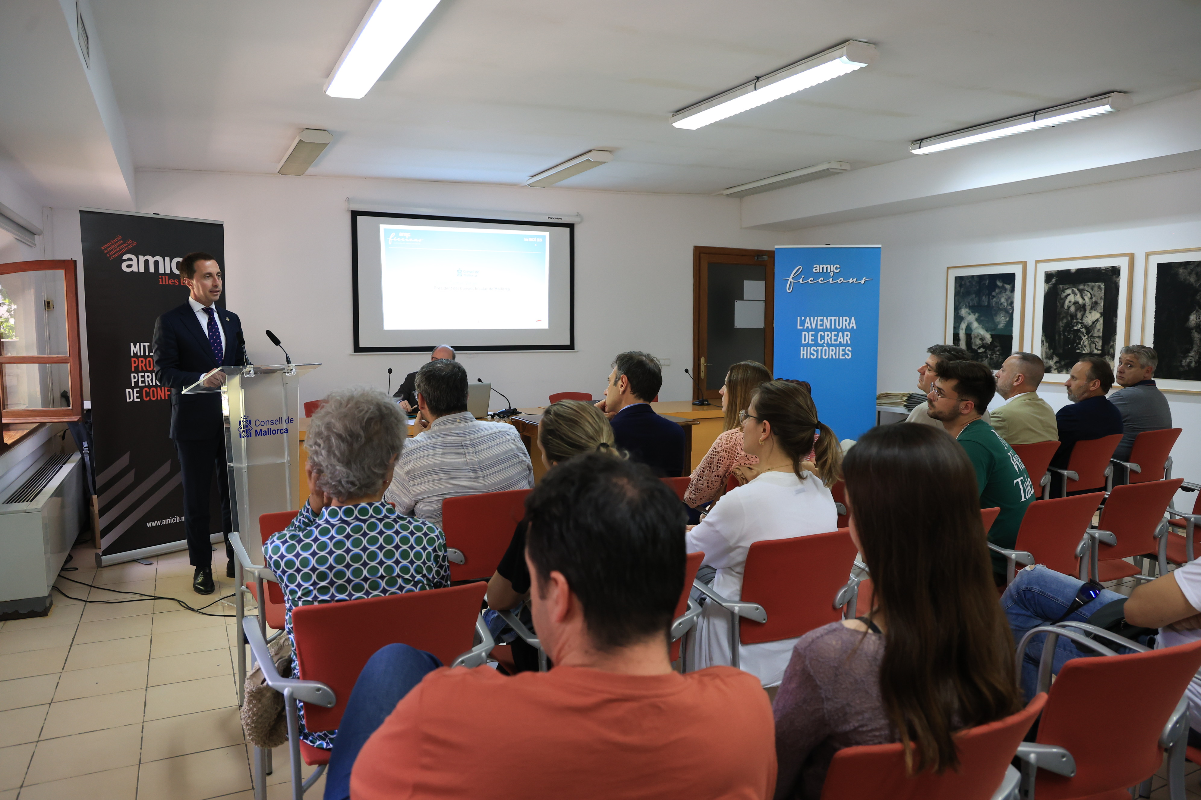 El president del Consell de Mallorca, Llorenç Galmés, intervé a la 16a edició del concurs literari d'AMIC-Ficcions.