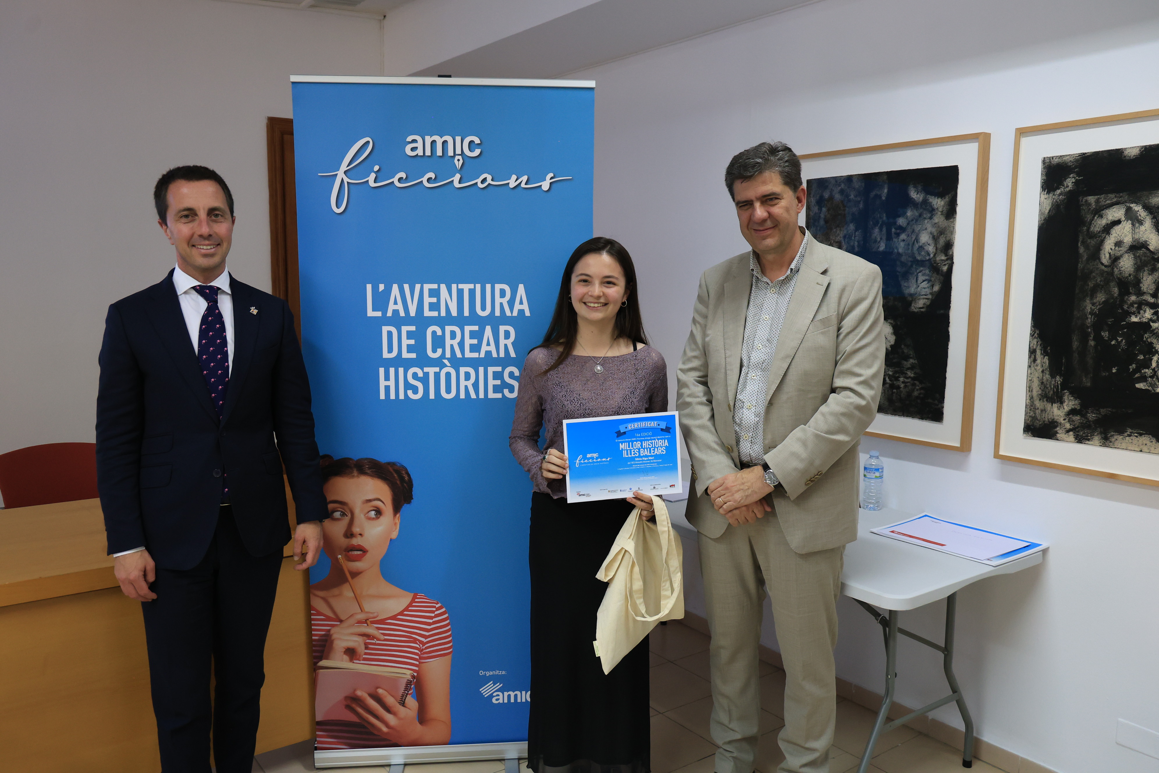 La guanyadora, Silvia Rigo, rep el premi a Millor Història de les Illes Balears de la 16a edició del concurs literari d'AMIC-Ficcions.