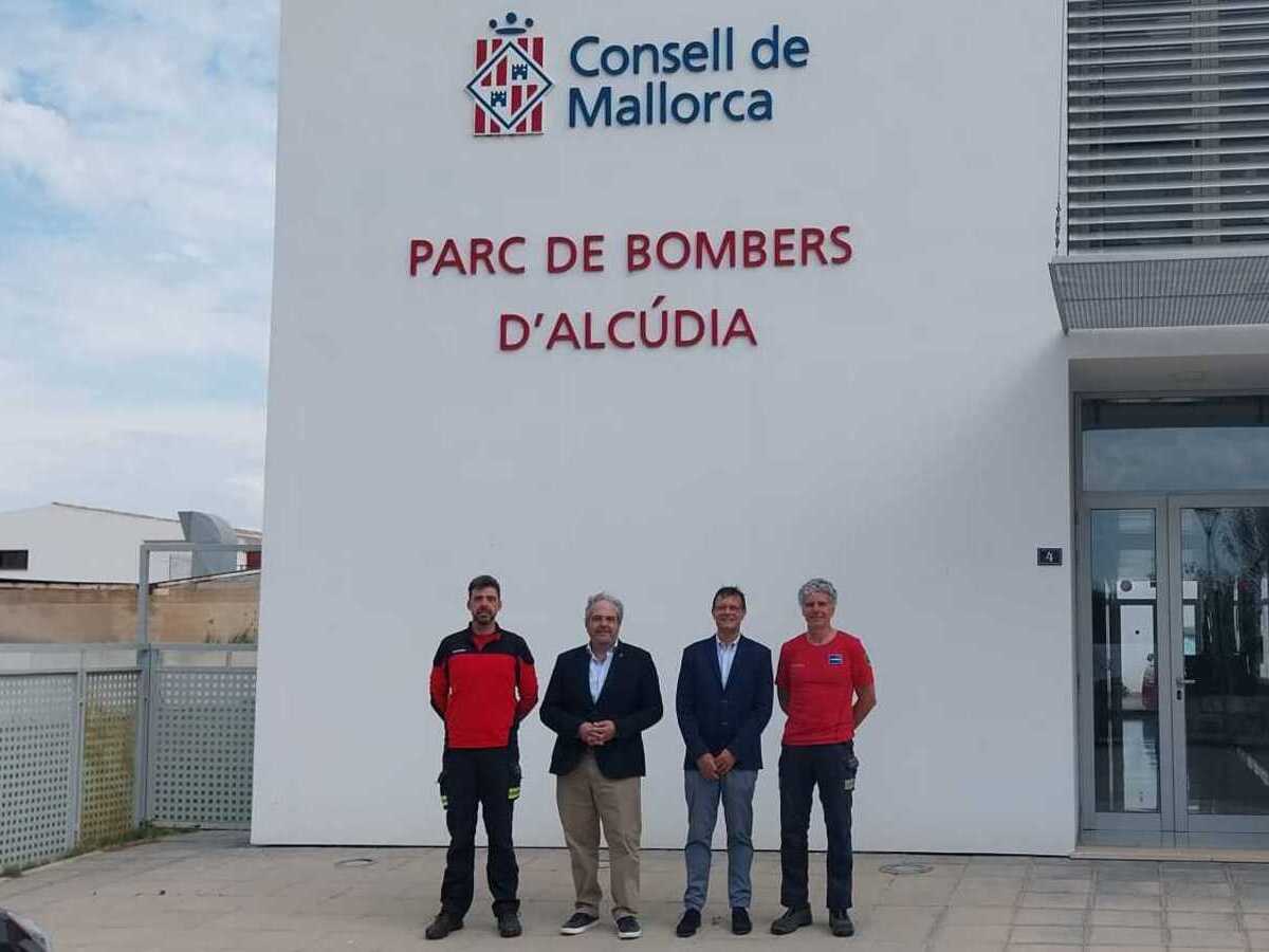 El conseller d'Hisenda i Funció Pública, Rafel Bosch, i el director insular d'Emergències, Joan Fornàs, al parc de bombers d'Alcúdia.