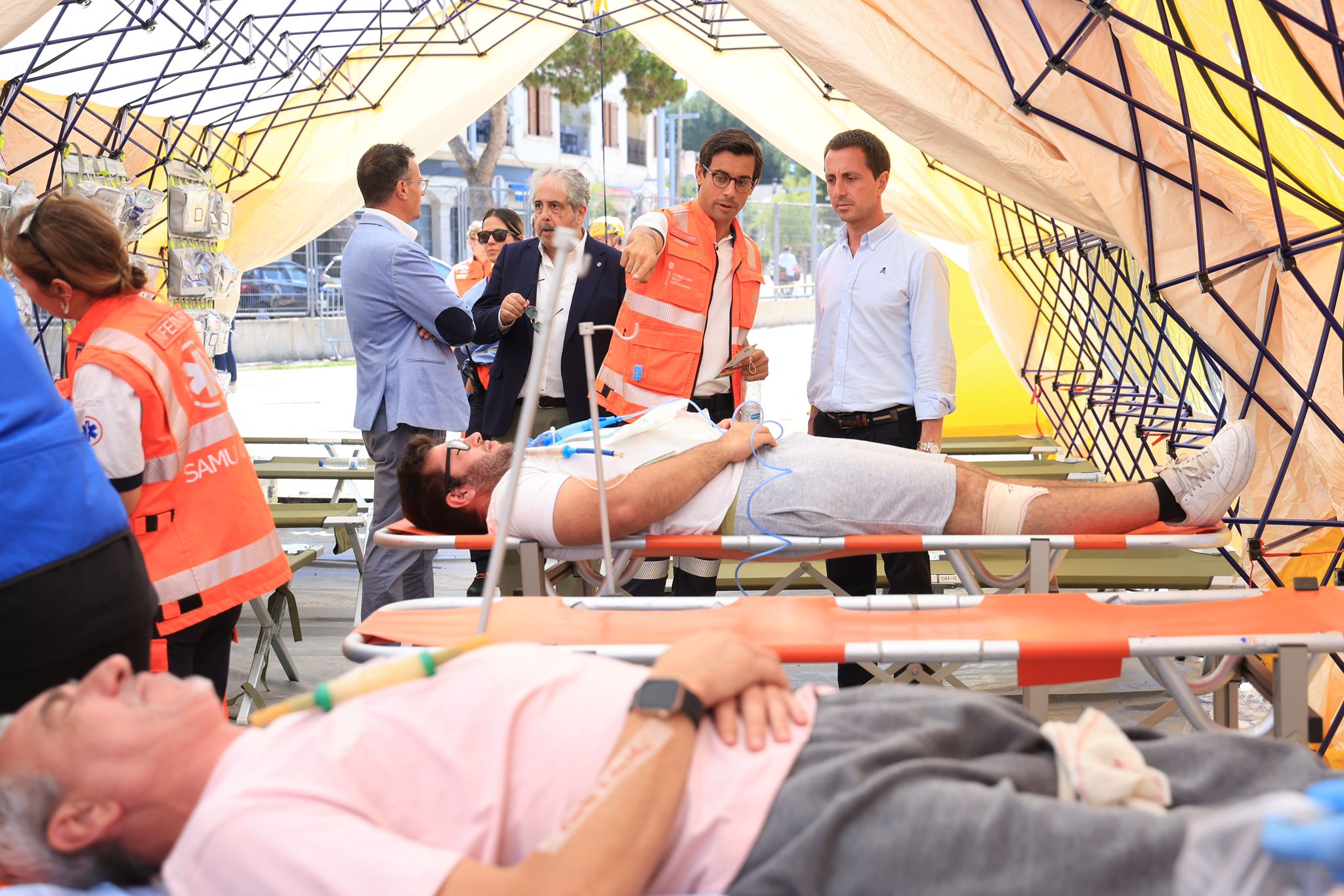 El presidente del Consell de Mallorca, Llorenç Galmés, en el simulacro de los cuerpos de emergencia en el Port d'Alcúdia.