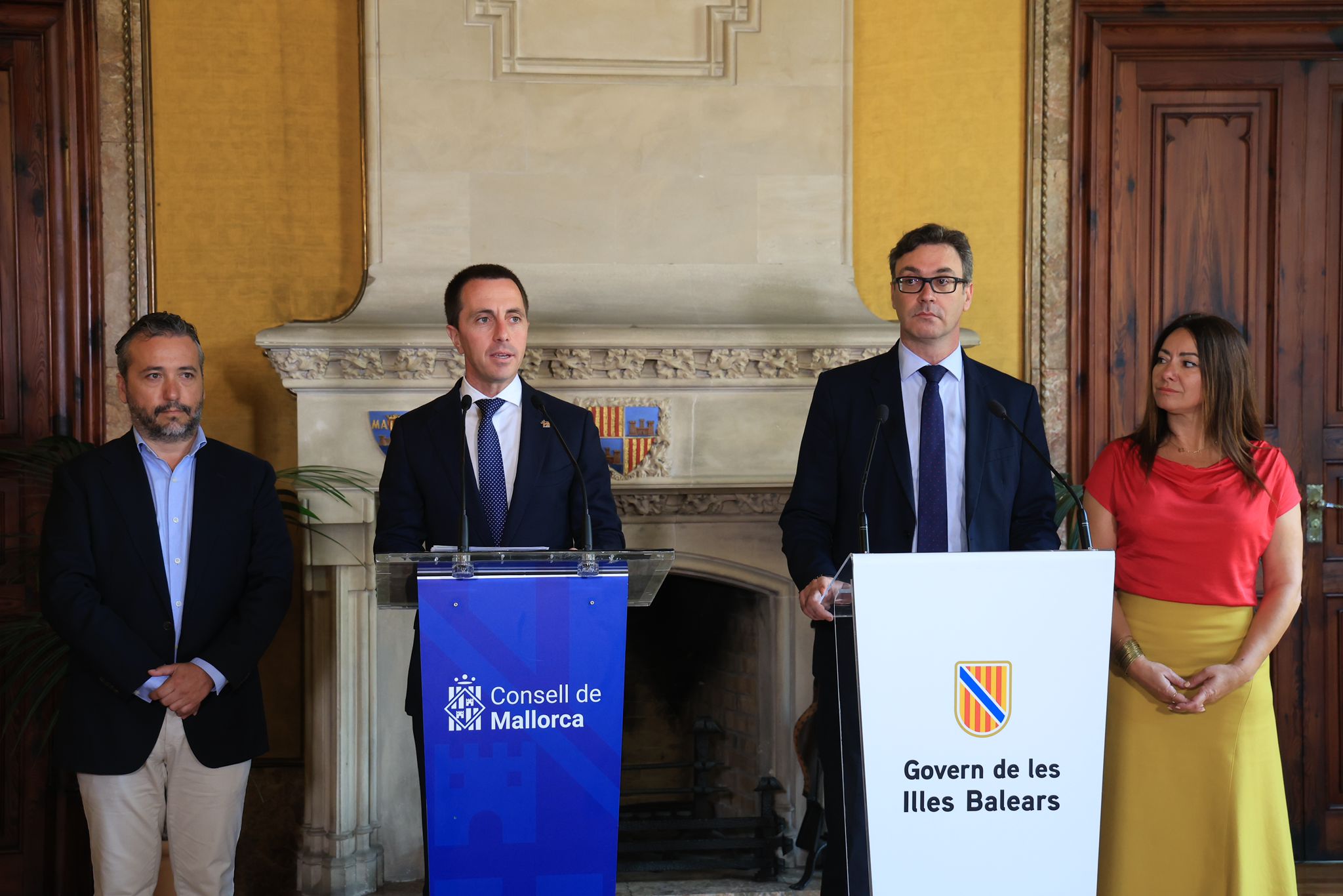 Reunión entre el presidente del Consell de Mallorca, Llorenç Galmés, y el vicepresidente y consejero de Hacienda del Govern de les Illes Balears, Antoni Costa.