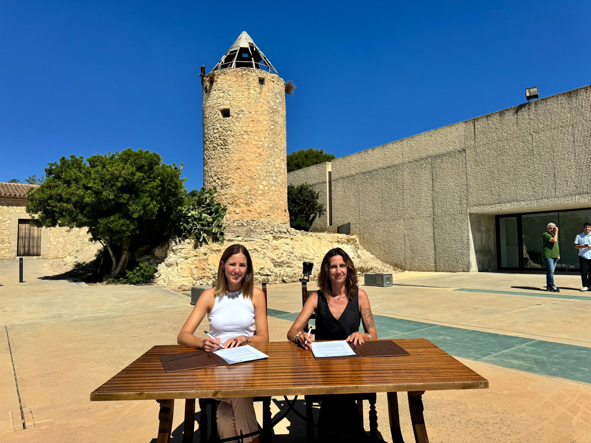 Signatura del conveni de restauració del molí de Can Ferrando de Montuïri.
