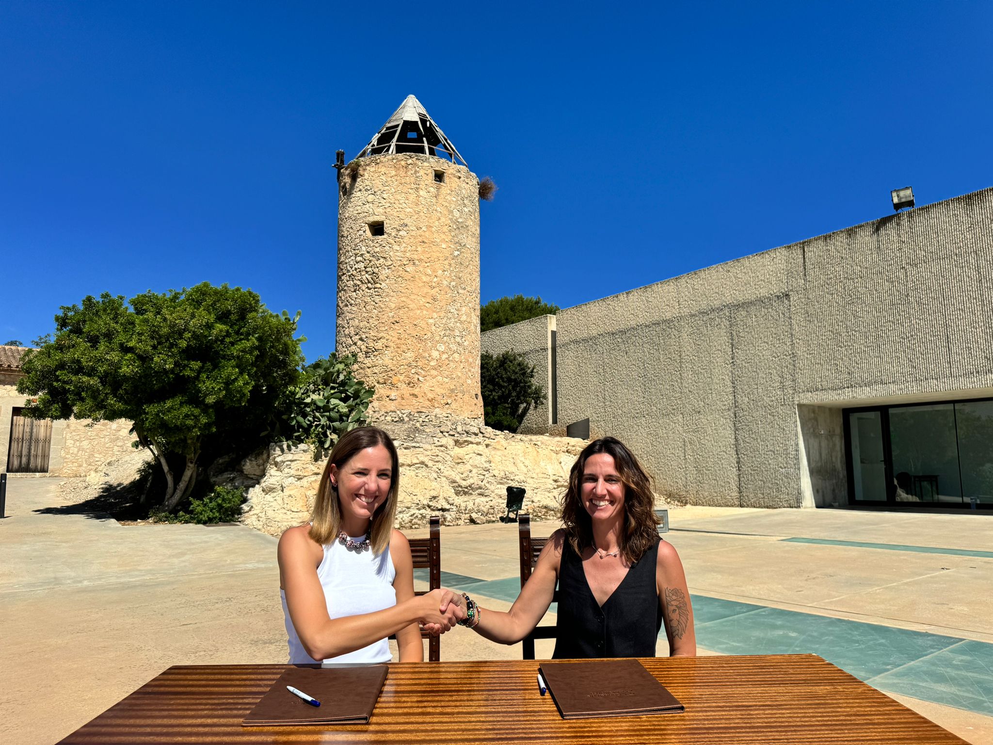 Signatura del conveni de restauració del molí de Can Ferrando de Montuïri.