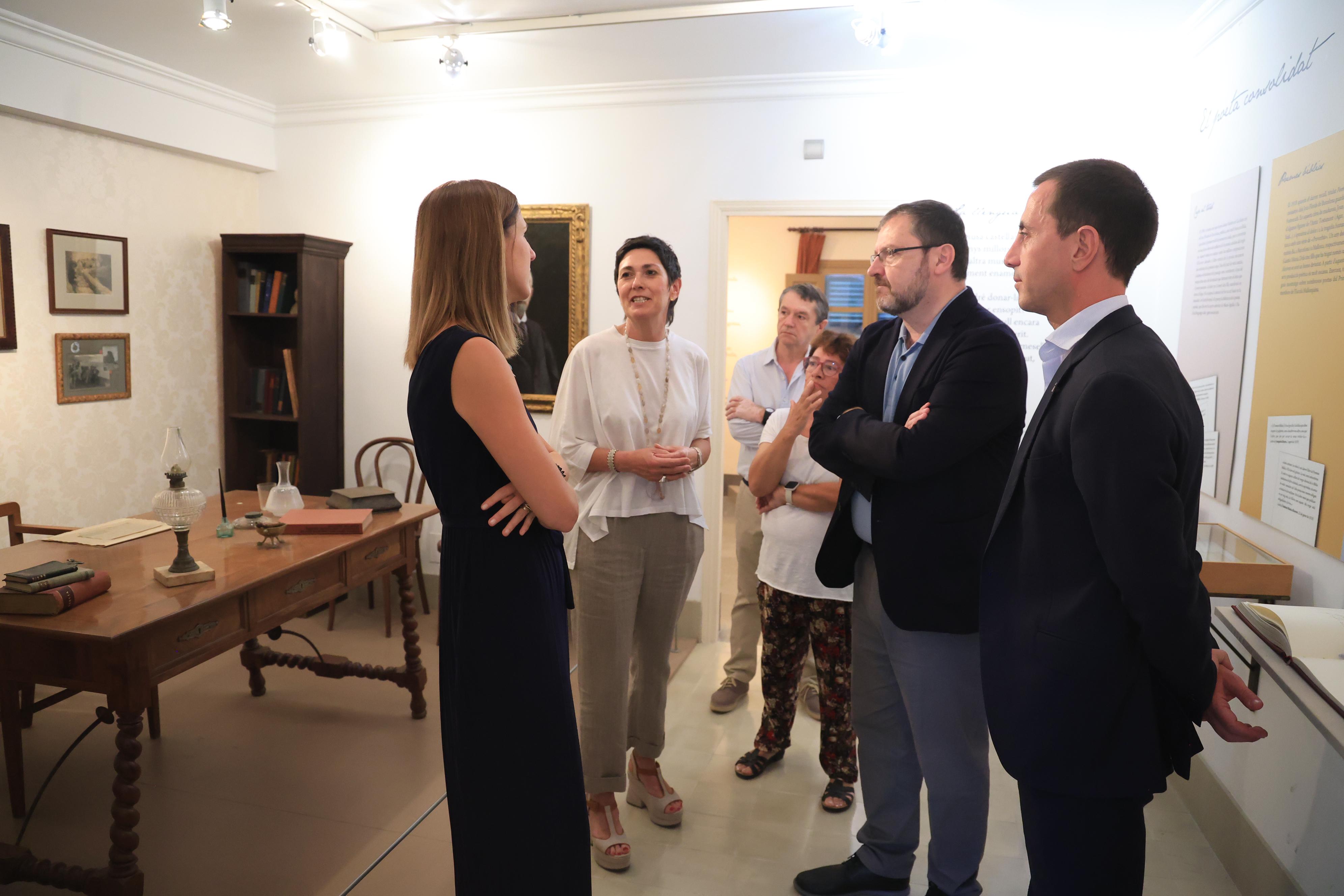 El president Galmés i la consellera Roca visiten la seu de l’Obra Cultural Balear.