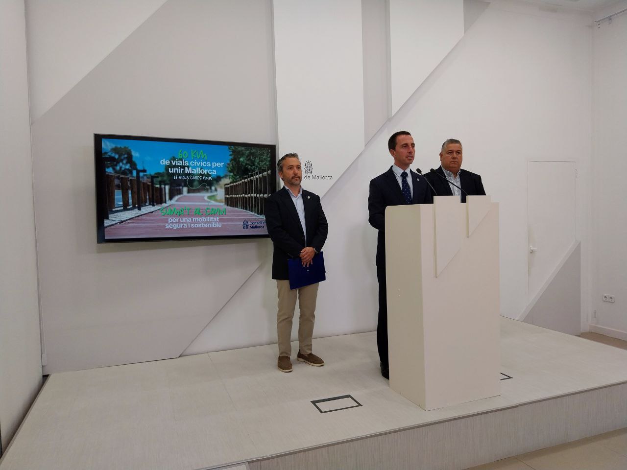 El president Galmés presenta el pla per construir 26 vials cívics a Mallorca.