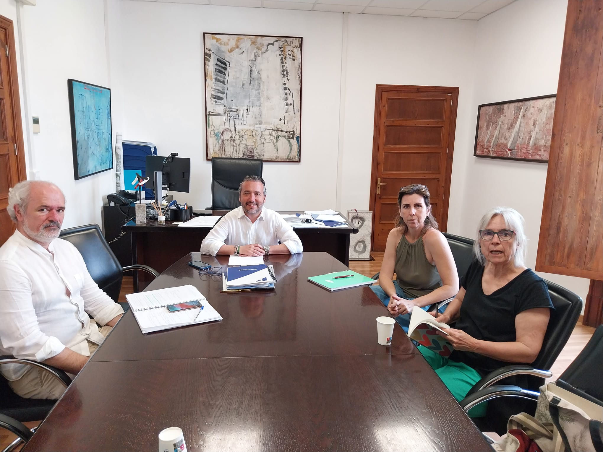 Imatge de la reunió entre el conseller Fernando Rubio, el director insular, Rafel Gelabert, Margalida Ramis (GOB) i Margalida Rosselló (Plataforma Antiautopista).
