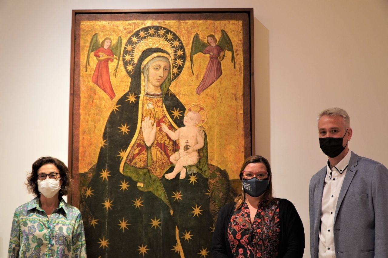 Foto de familia de la presentación del ciclo 'Músiques Museu de Mallorca' delante de la obra 'Nuestra Señora de la Buena Muerte', que ha inspirado el cartel del ciclo.
