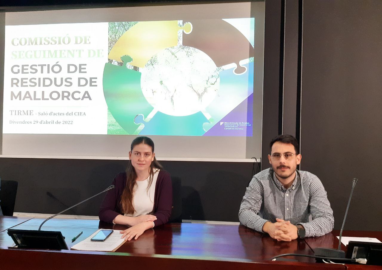 Aurora Ribot, vicepresidenta del Consell de Mallorca y consellera de Sostenibilitat i Medi Ambient, y Juan Carrasco, director insular de Residus.