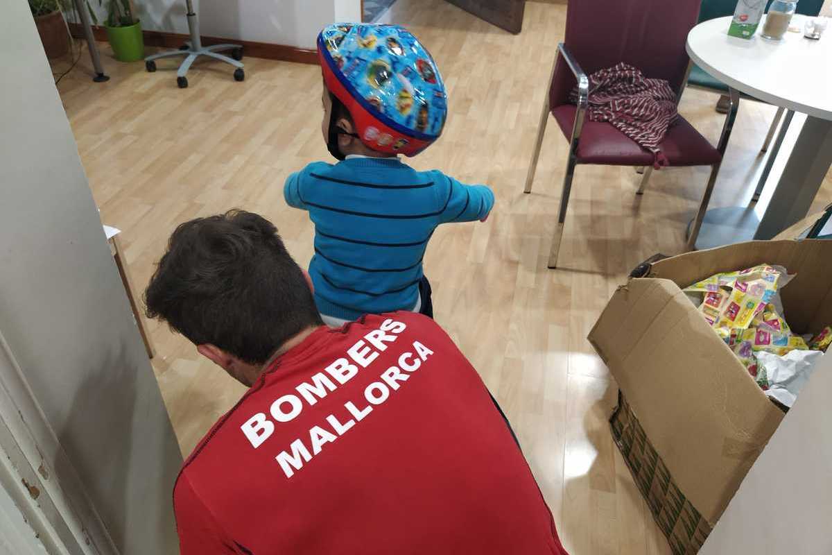 Entrega de regalos por parte de los Bombers de Mallorca a menores tutelados por el IMAS.