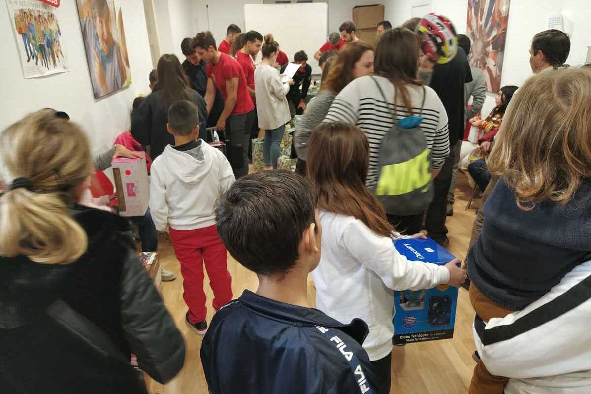 Entrega de regalos por parte de los Bombers de Mallorca a menores tutelados por el IMAS.