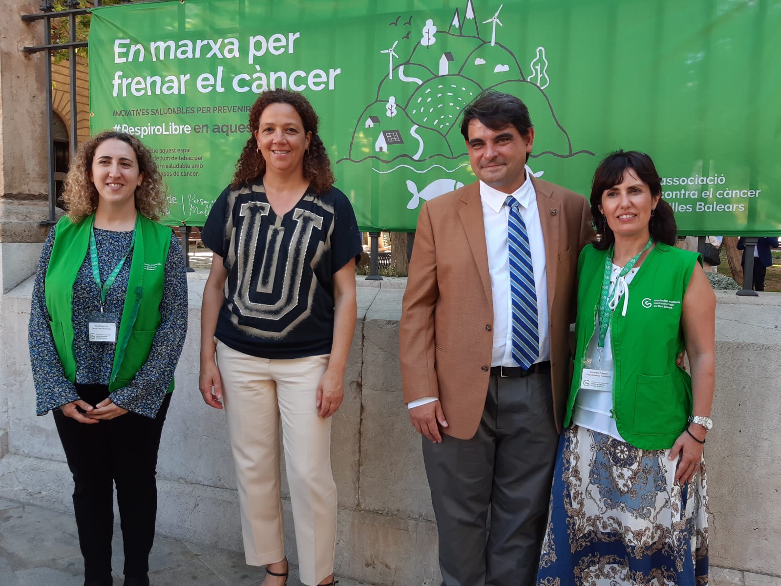 La presidenta del Consell, Catalina Cladera, junt al president de l'Associació Contra el Càncer a Illes Balears, José Reyes, Rocío Capristo i Caterina Puigrós. 