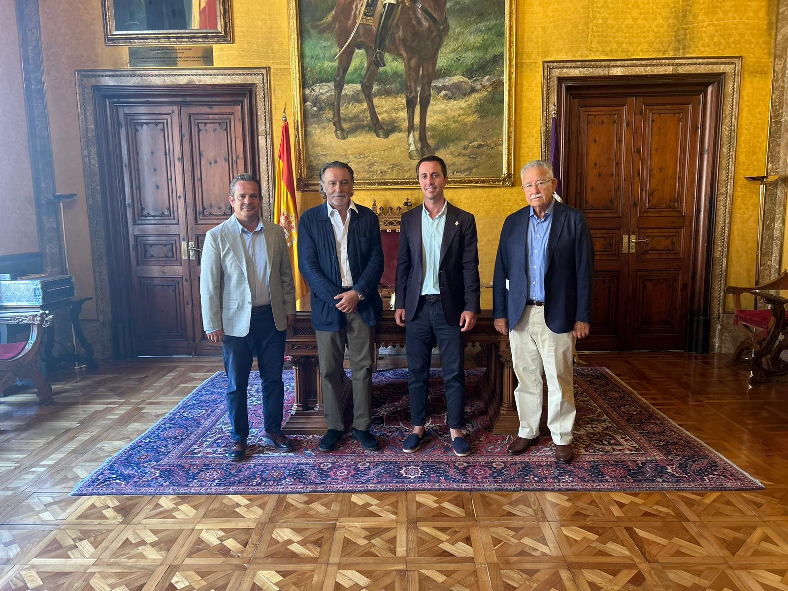 El presidente insular Llorenç Galmés y el conseller de Presidència, Toni Fuster, junto al presidente de la Cámara, Eduardo Soriano, y el secretario general, Antonio Grimalt.