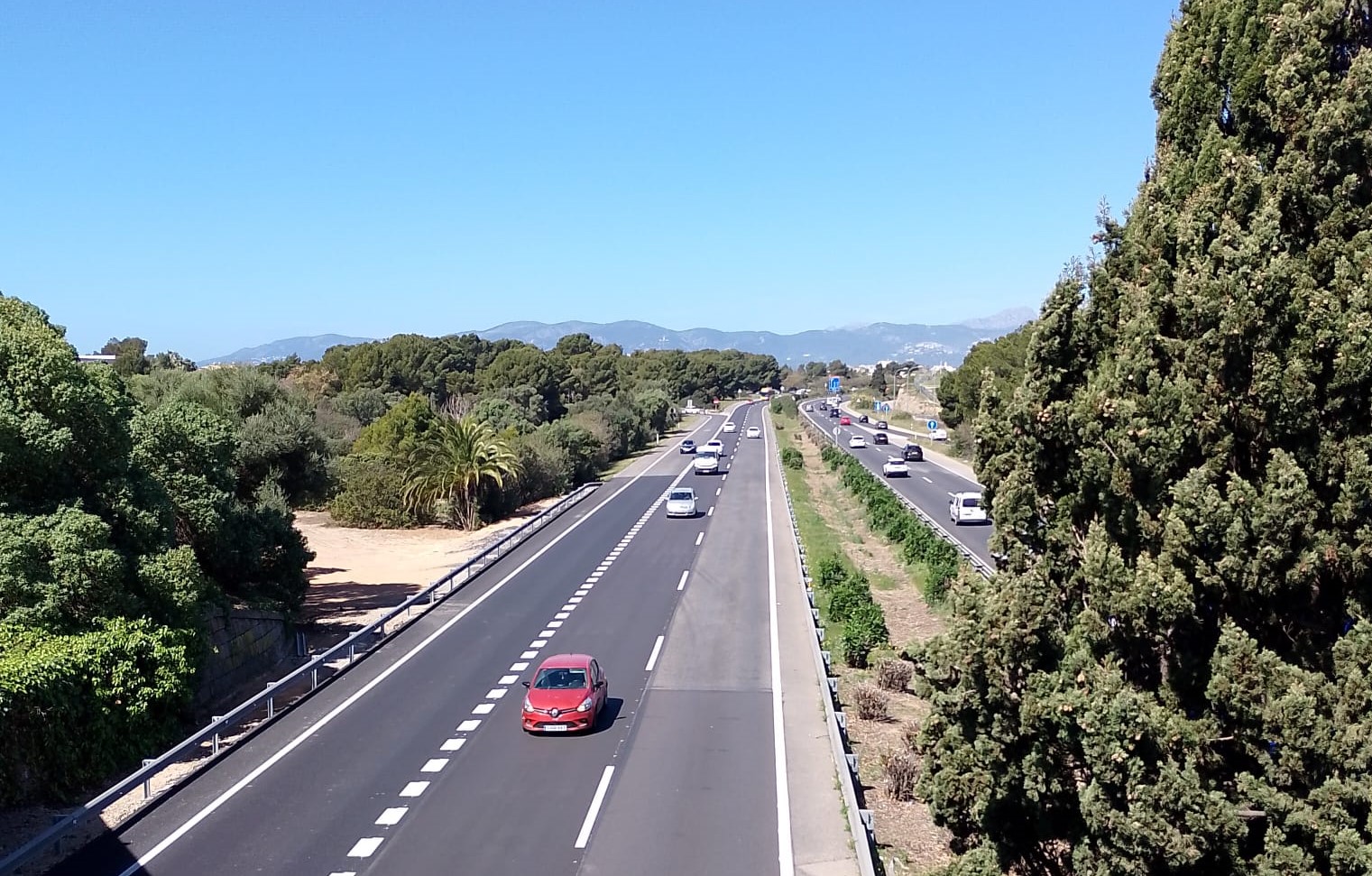 Imagen del nuevo carril de salida del aeropuerto con l'autopista Ma-19 en pleno funcionamento.