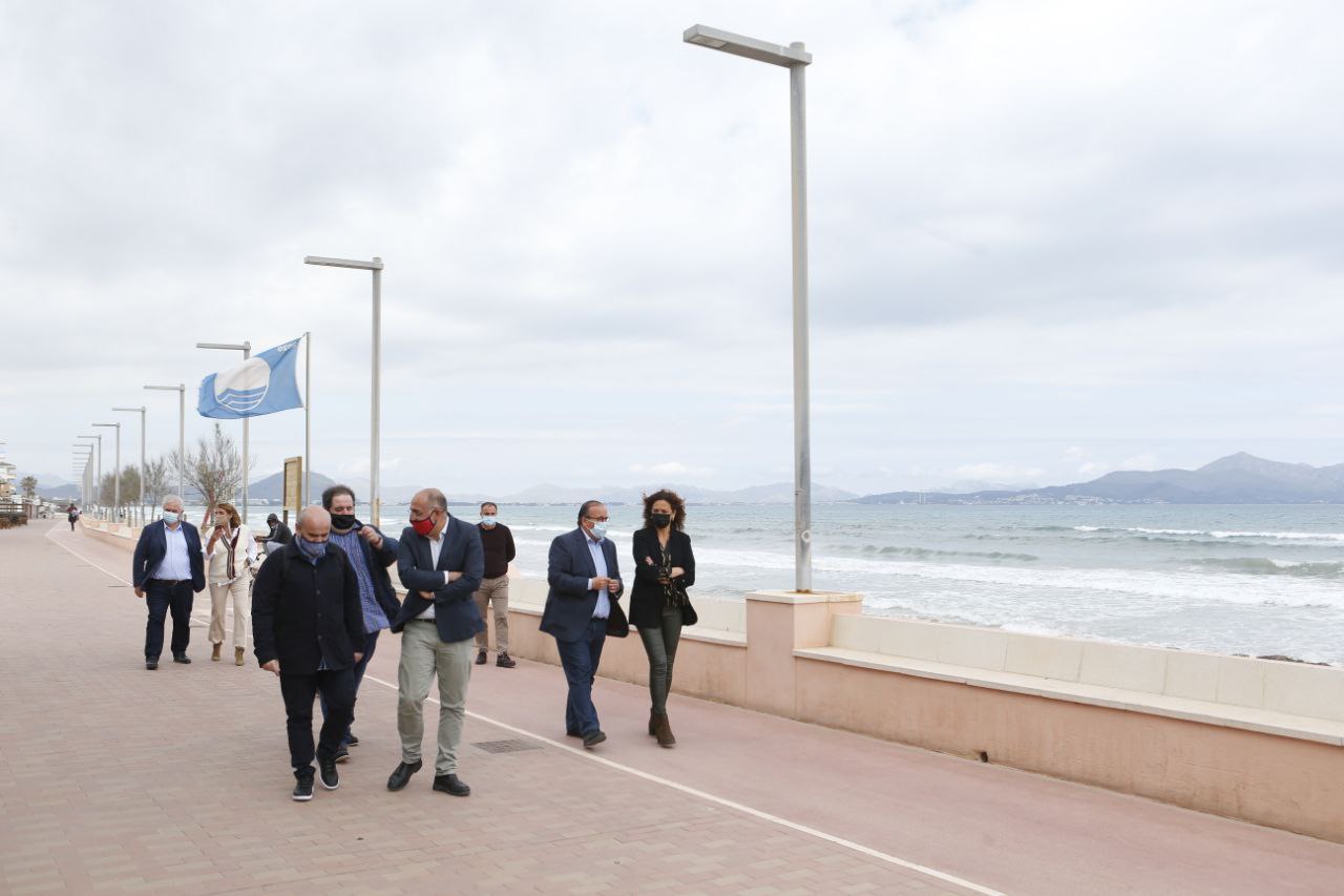 La presidenta Cladera i el conseller Serra es reuneixen amb el batle de Santa Margalida i el Consell Assessor de Turisme del municipi.